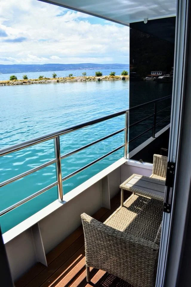 Balcón privado de un camarote de Ave Maria con vista al mar