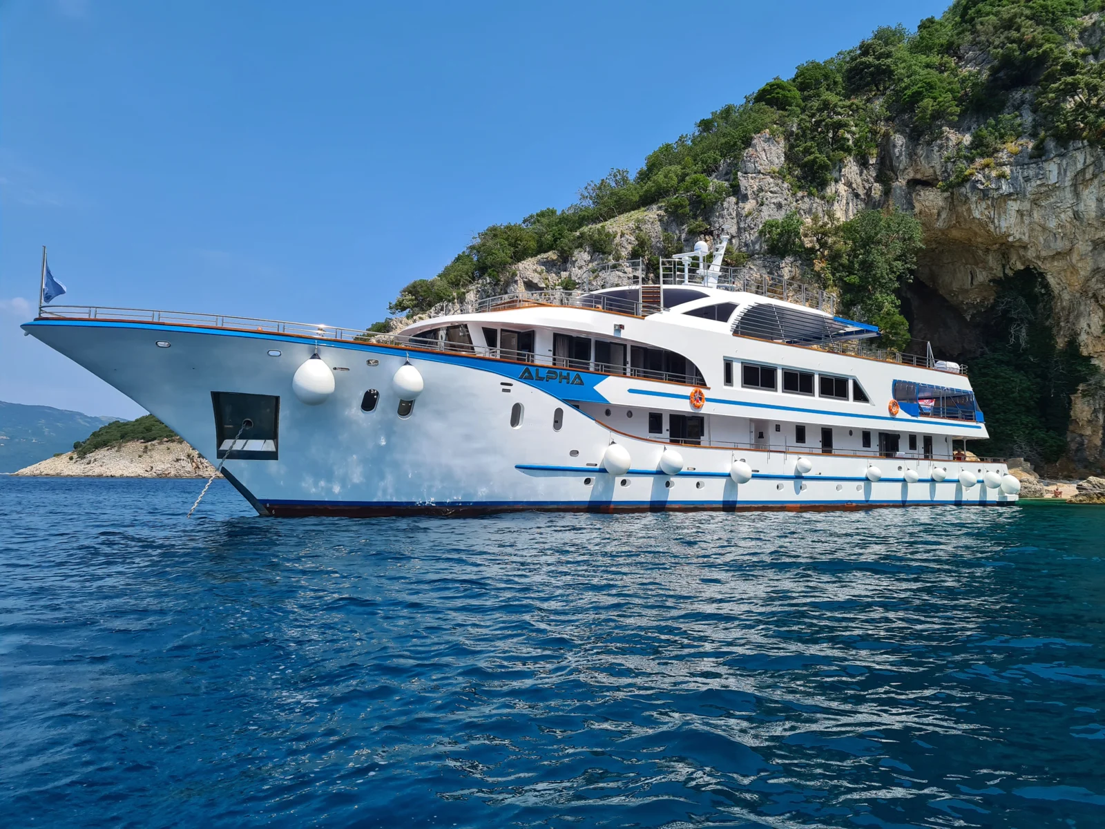 Alpha · Vista exterior del barco