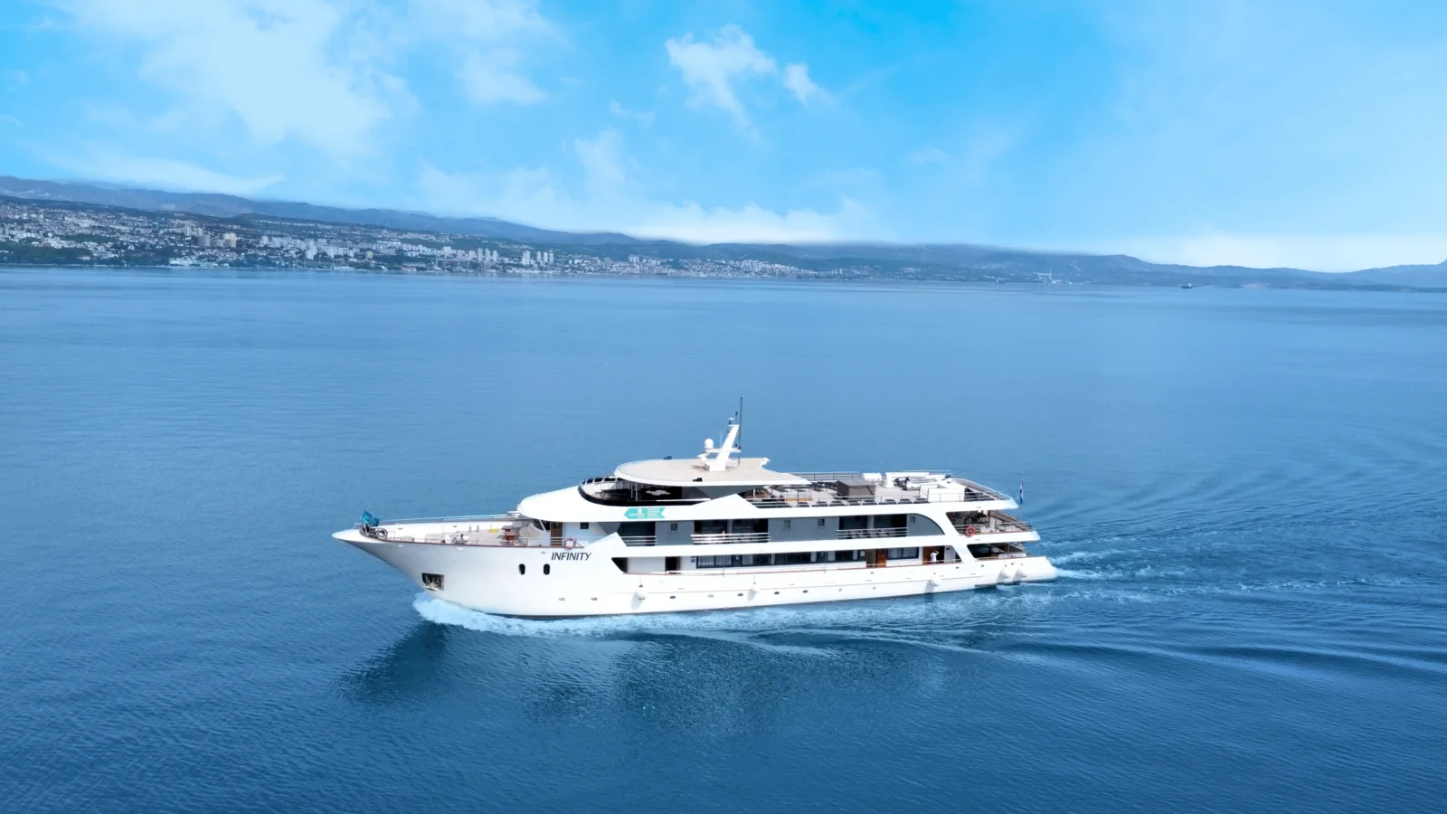 Infinity · Vista exterior del barco