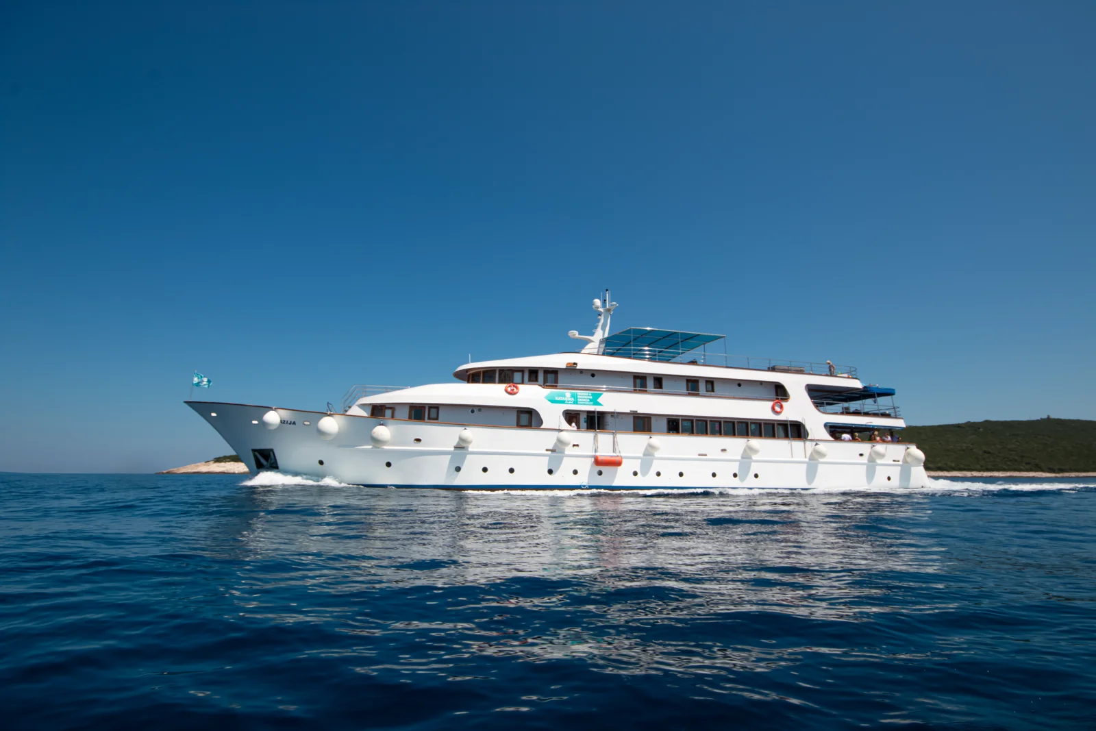 Fantazija · Vista exterior del barco