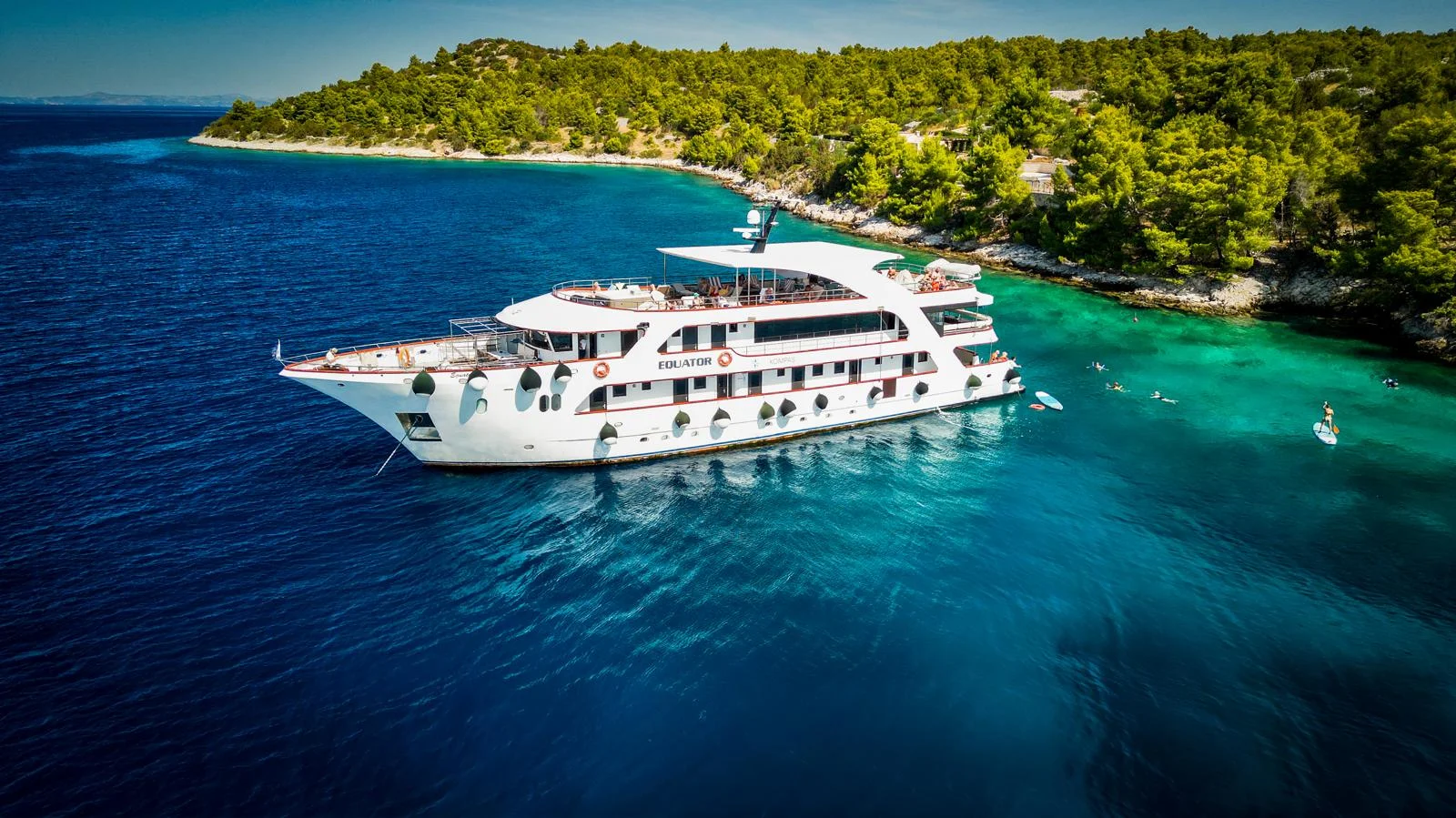 Equator · uno de los barcos programados para esta ruta