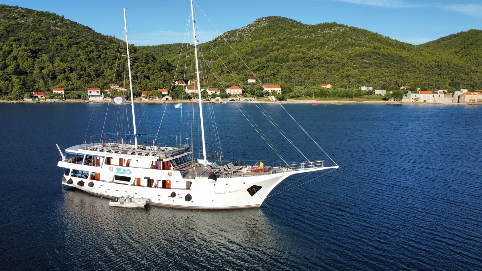 Jadranska Kraljica · Vista exterior del barco