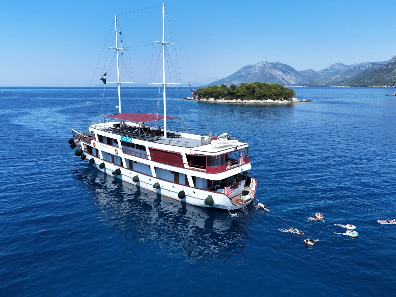 Dalmatia · Vista exterior del barco