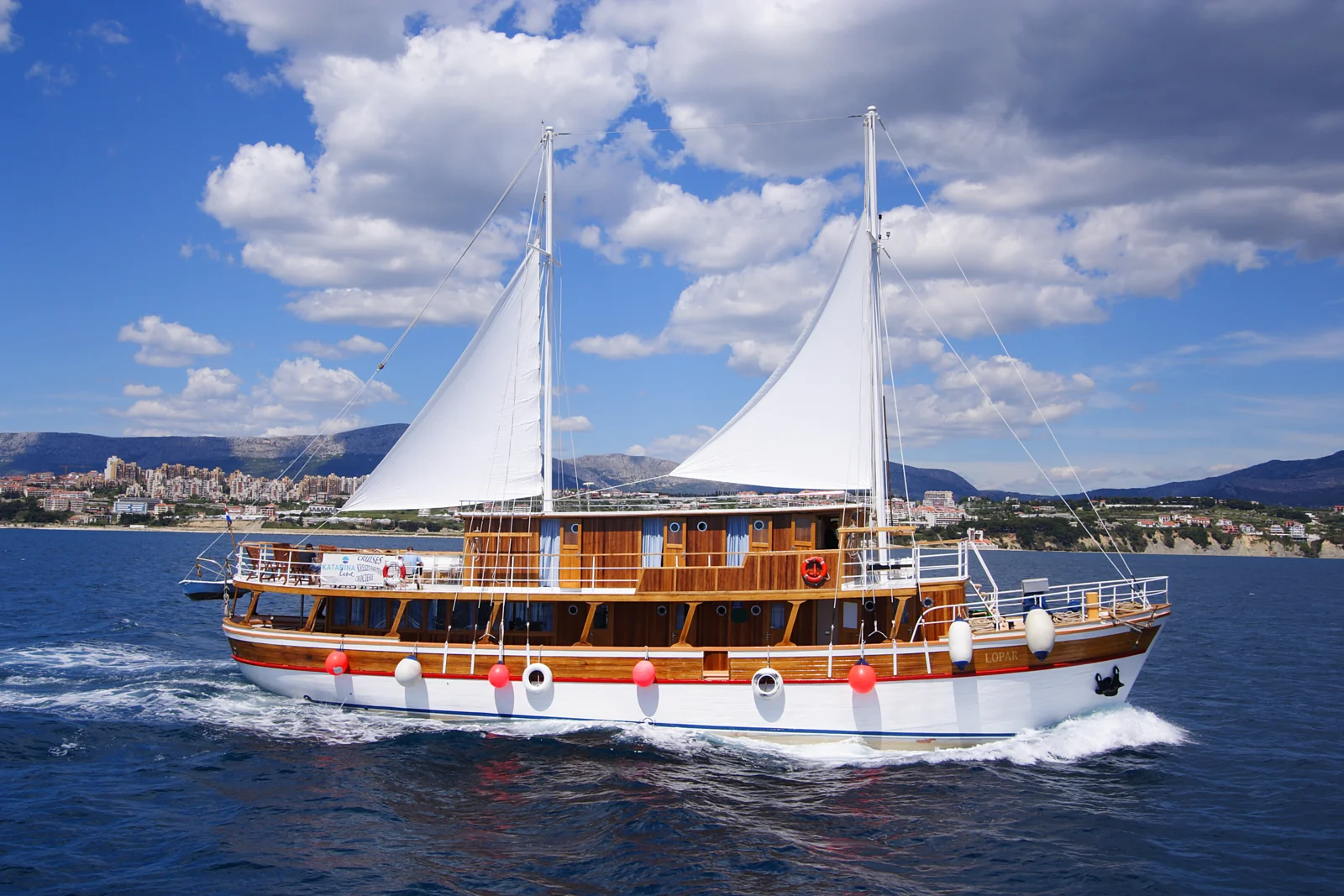 Lopar · uno de los barcos programados para esta ruta