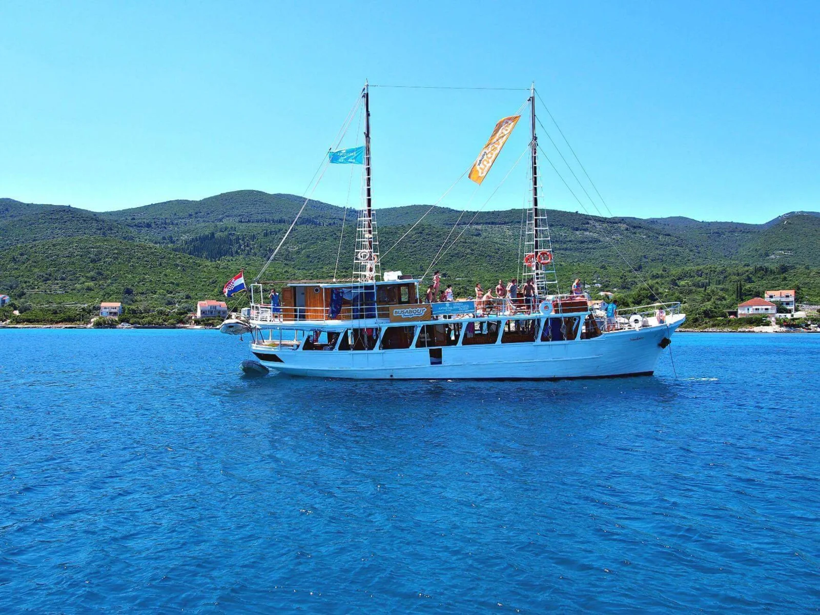 Madona · Vista exterior del barco
