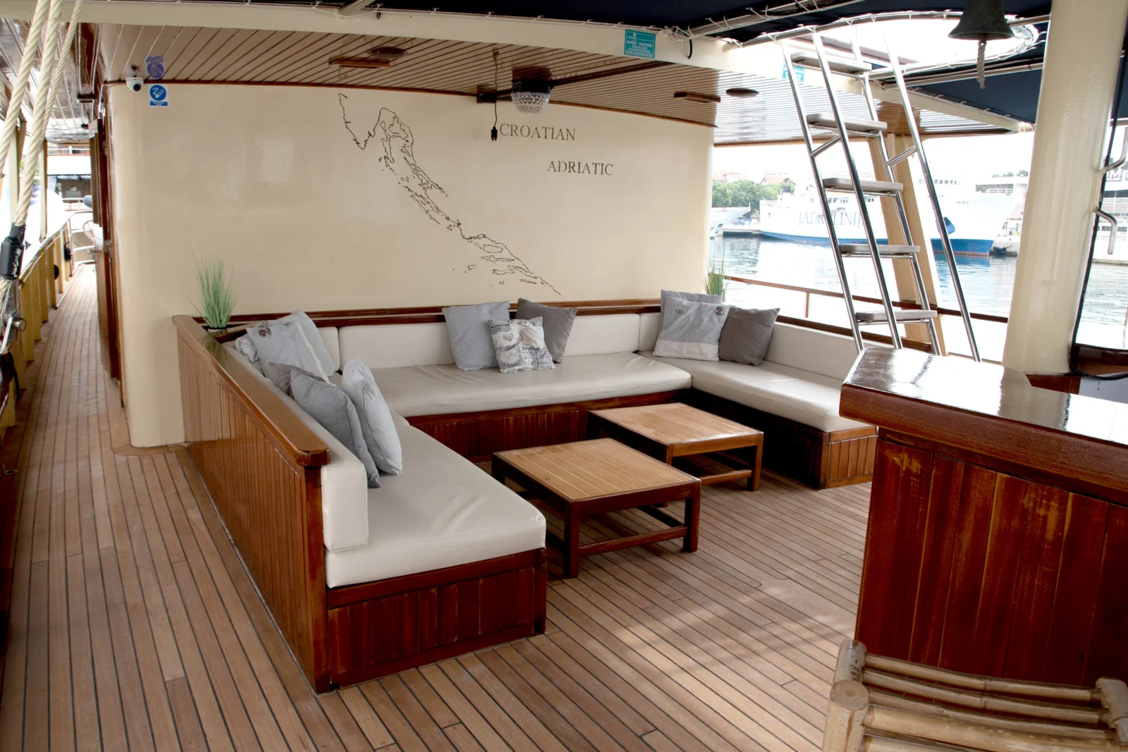 Leonardo · Vista exterior del barco