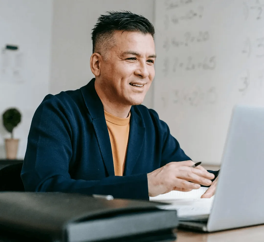 Moderne kantoorruimte met bureaustoelen en computers op een lange tafel.