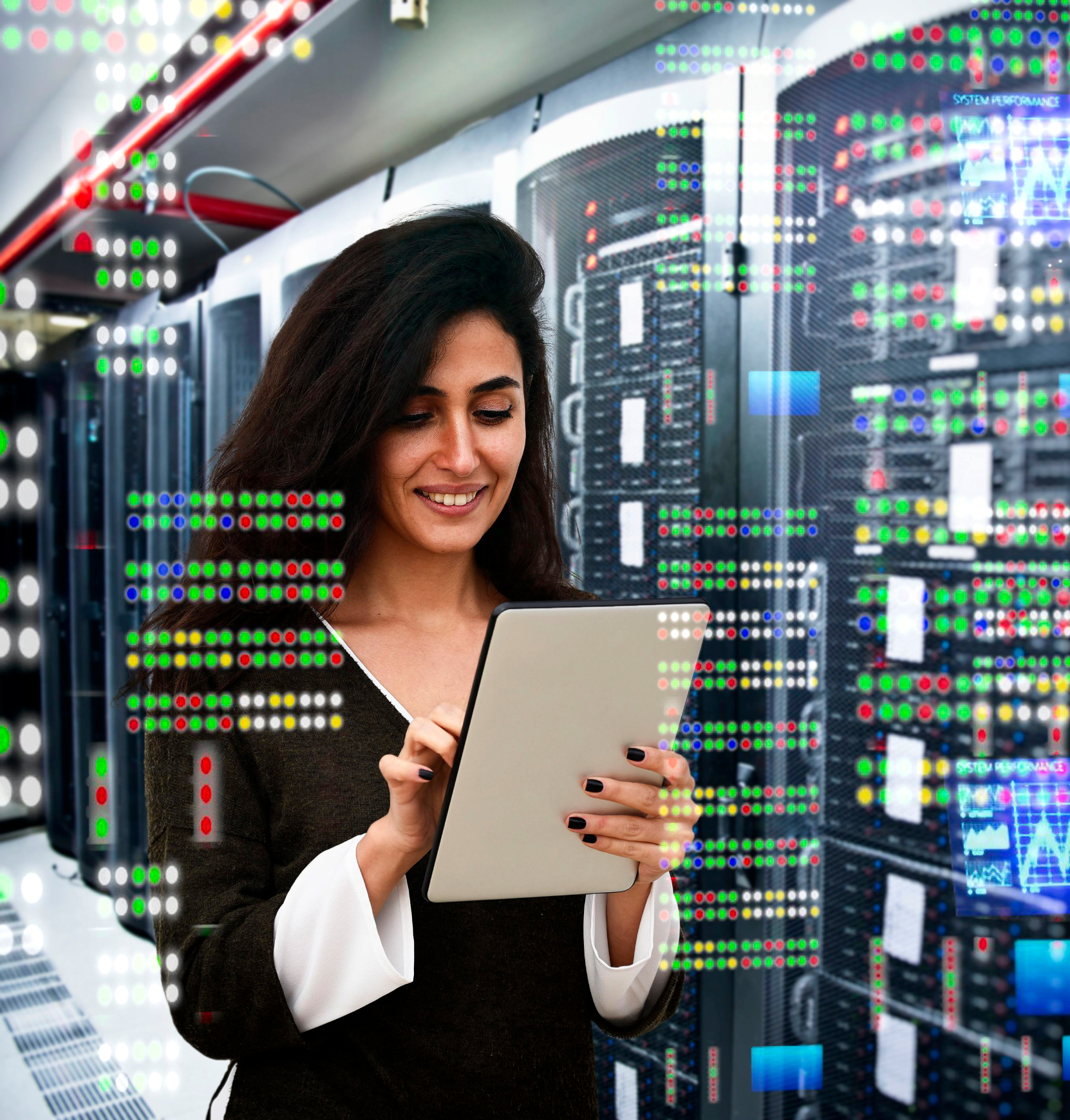 Twee mensen bespreken financiële grafieken en diagrammen bij een bureau met een laptop die beurskoersgegevens toont.