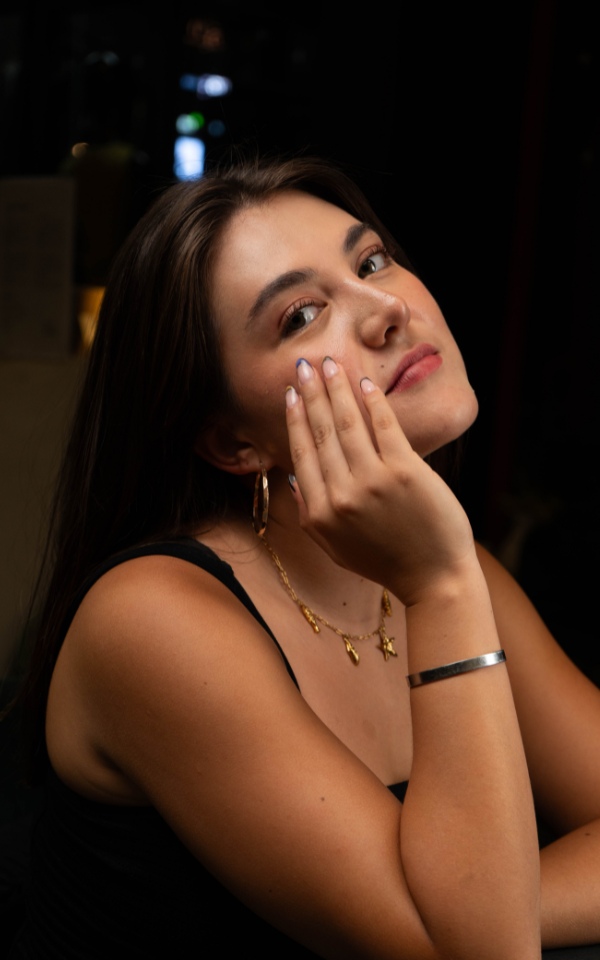 Modelo uñas cat eye