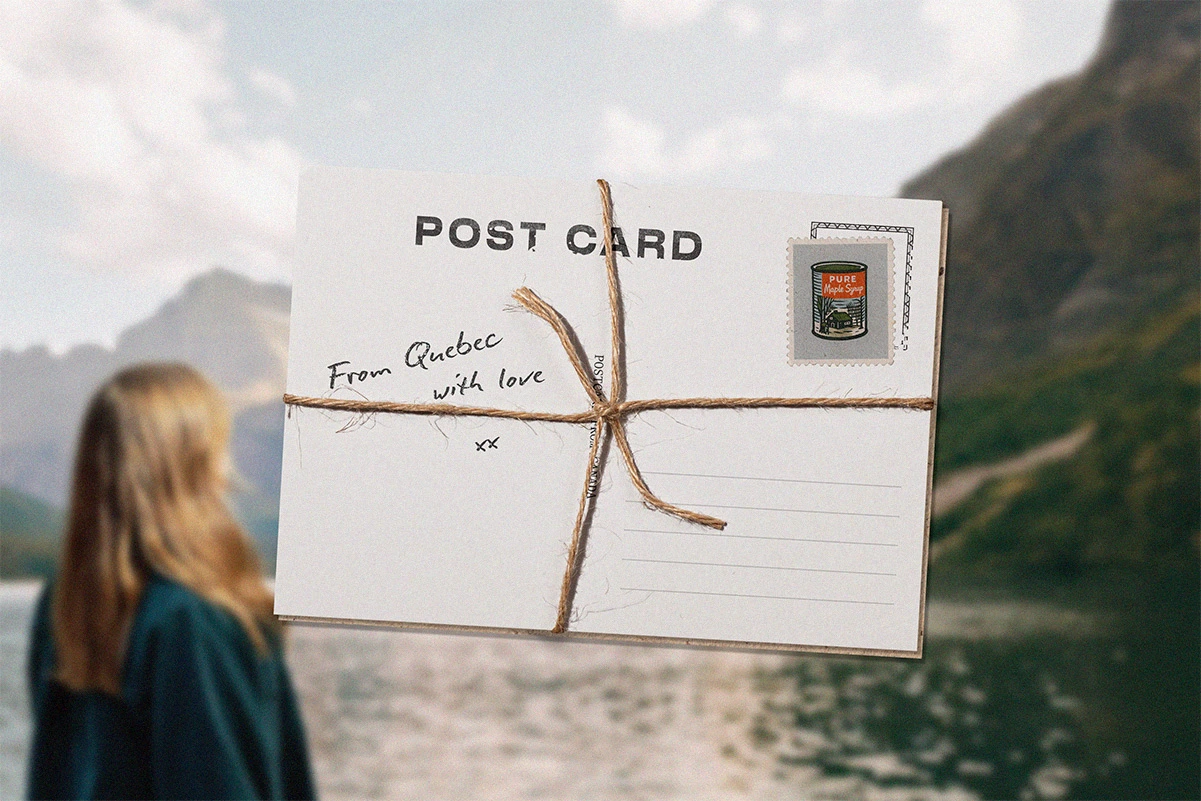 Carte postale rétro attachée par une ficelle, portant l’inscription “From Quebec with love”. Illustration de l’organisation de voyages personnalisés avec Beaux Périples