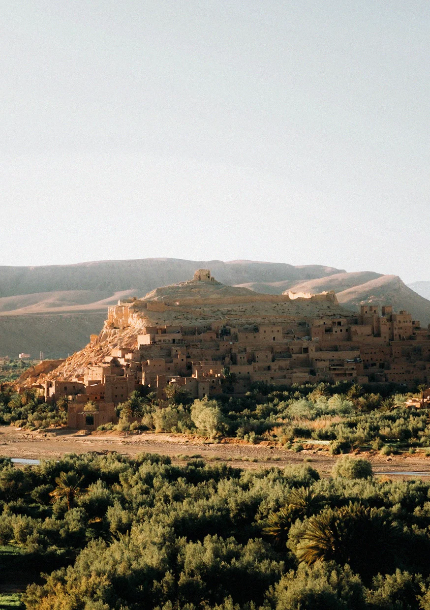 Vue du Ksar d’Aït Ben Haddou au Maroc, village fortifié en pisé au cœur du désert et classé à l’UNESCO. Étape incontournable d’un road trip au Maroc avec Beaux Périples