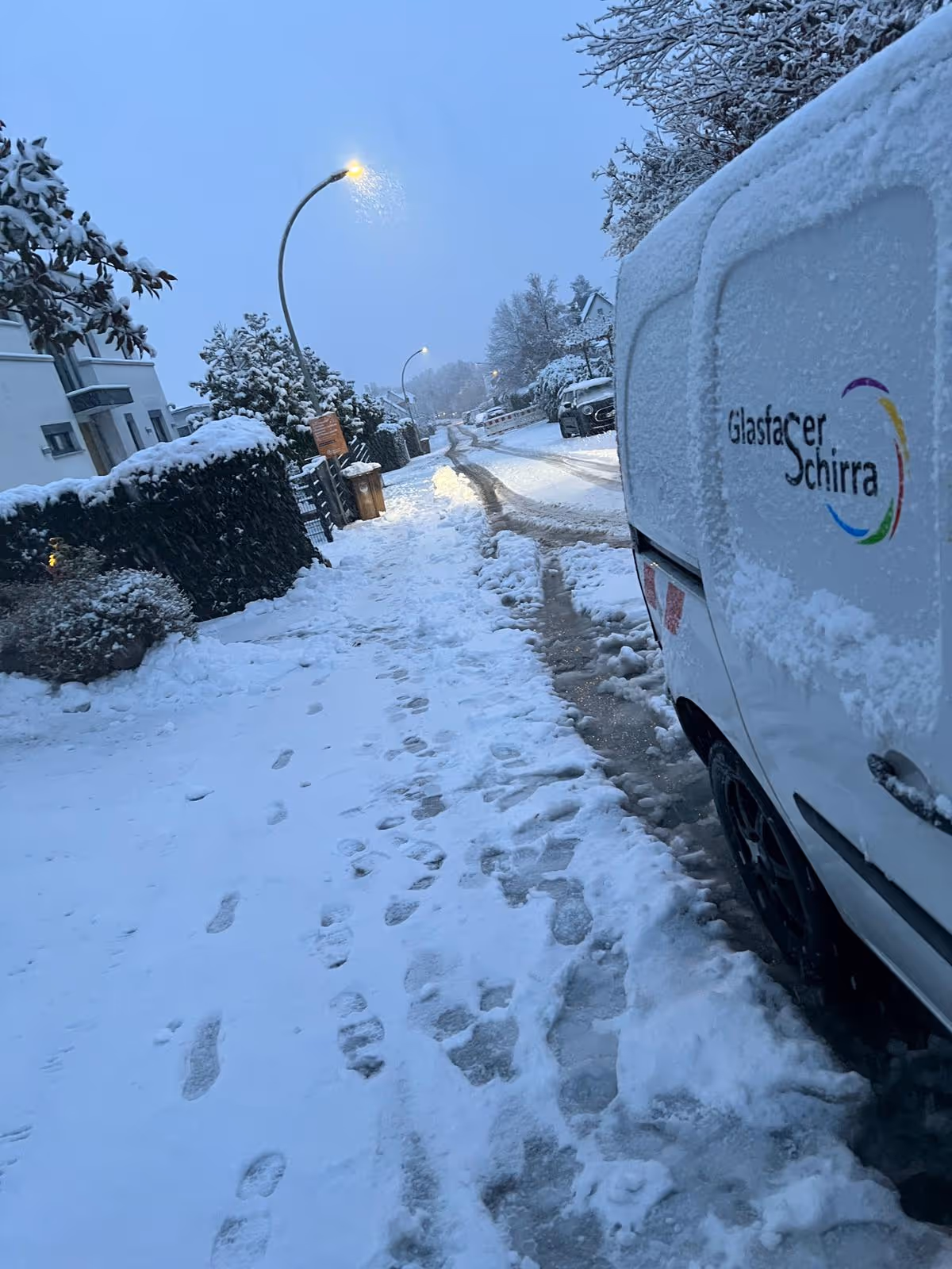 Fahrzeug von Glasfaser Schirra im Anschnitt, im Winter mit Schnee