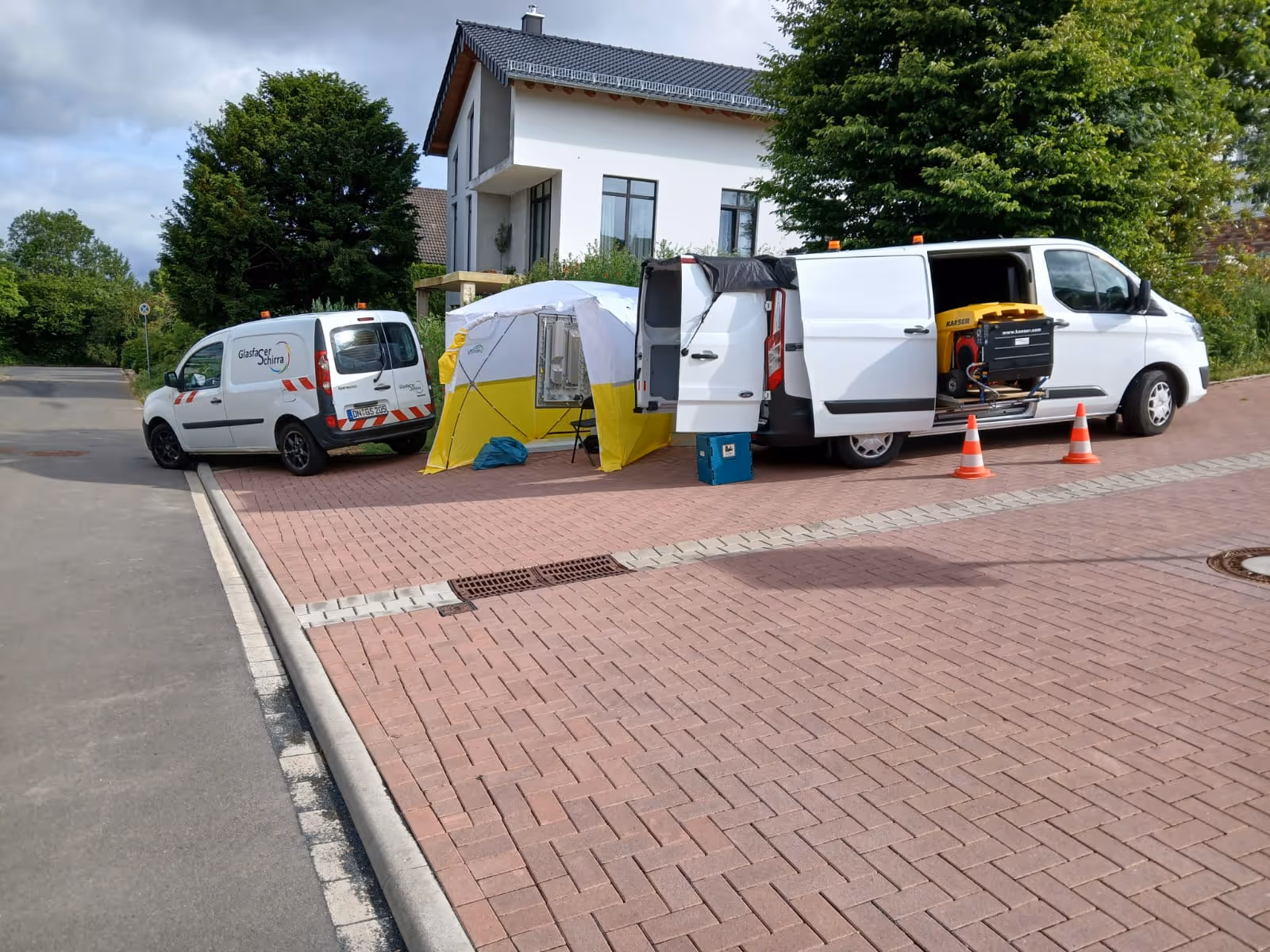Eine abgesperrte Baustelle von Glasfaser Schirra und Zelt.