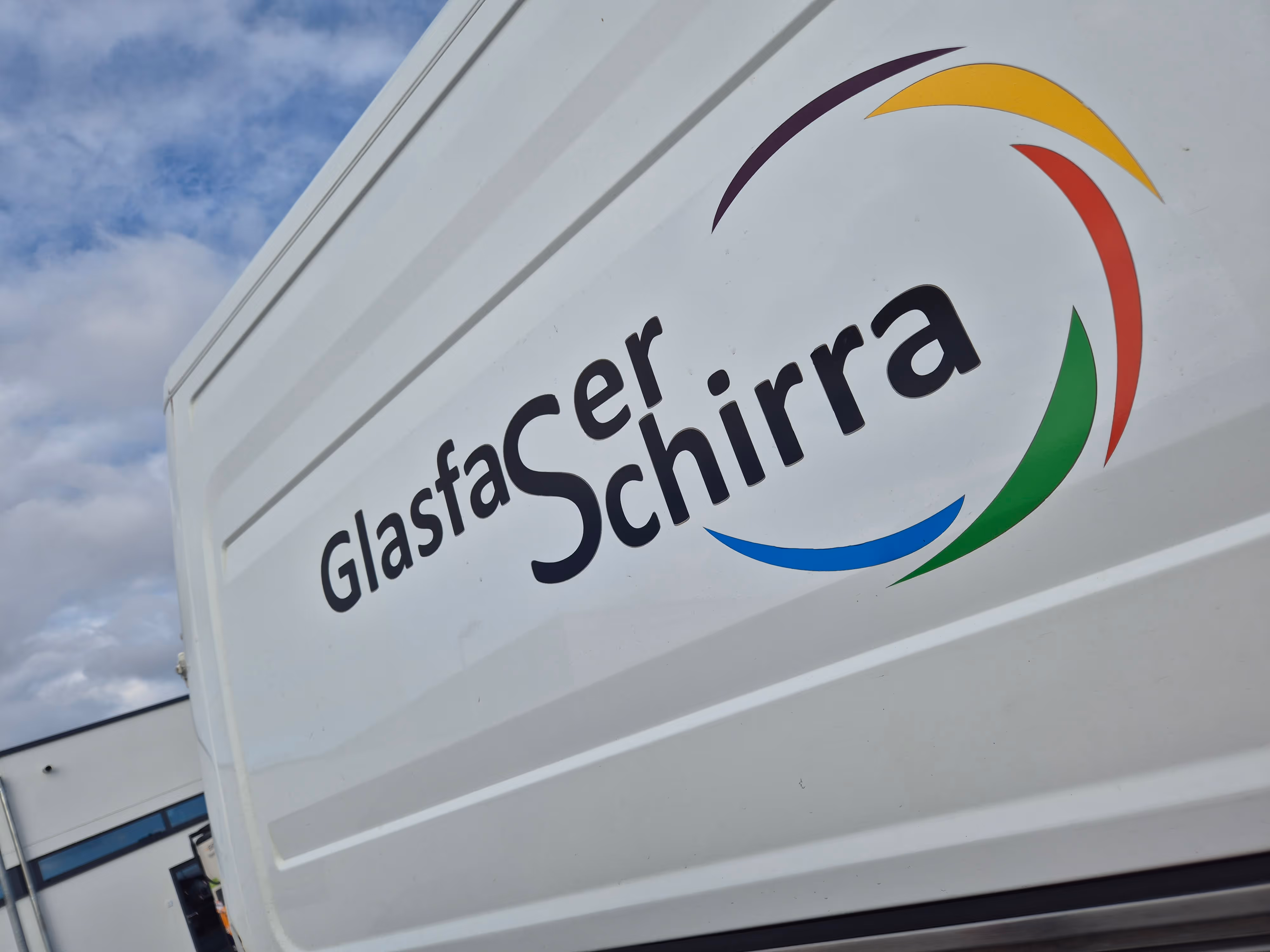 Das Logo von Glasfaser Schirra auf einem Fahrzeug aufgedruckt