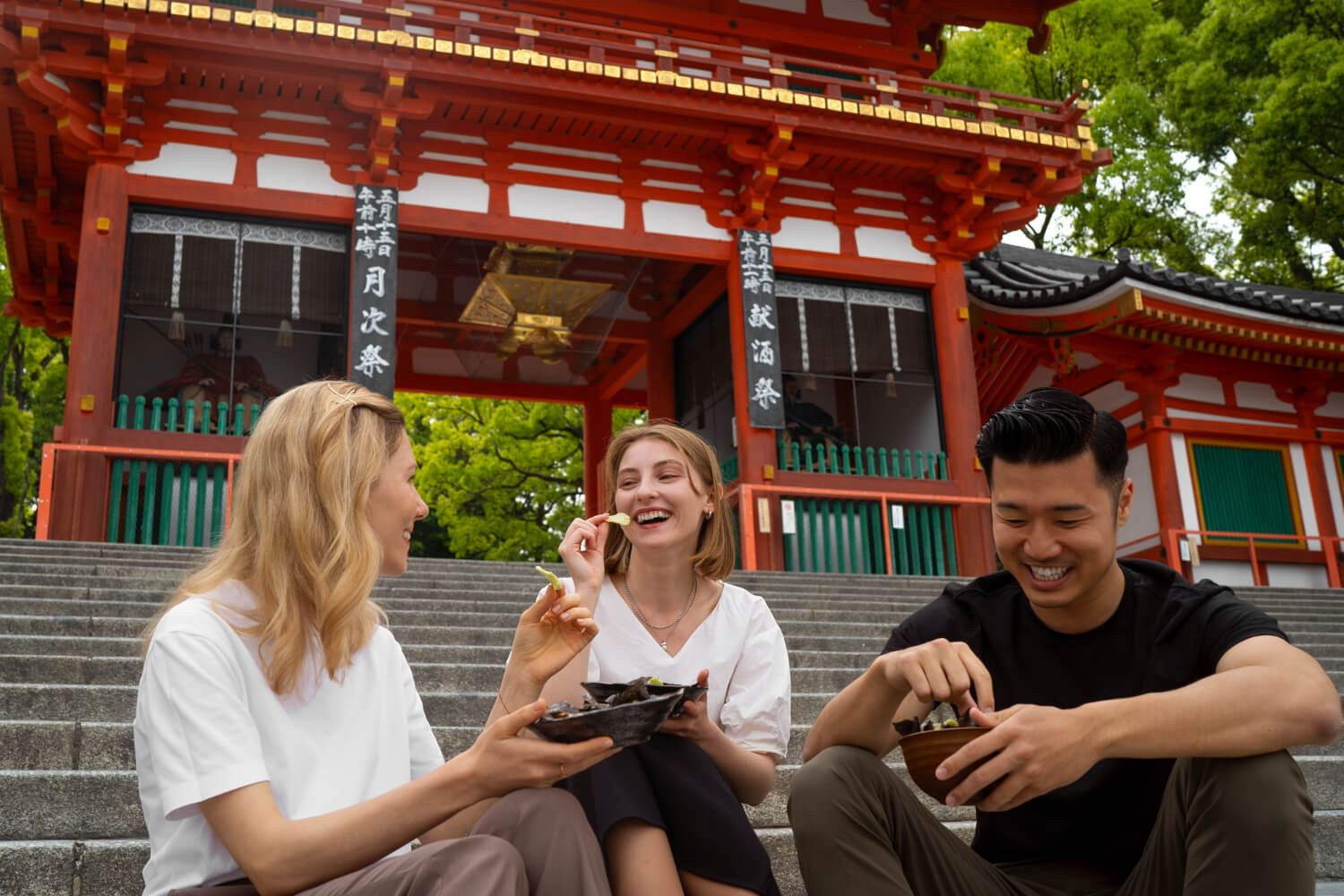 Grupo de tres personas conversando y riendo en una ubicacion en China