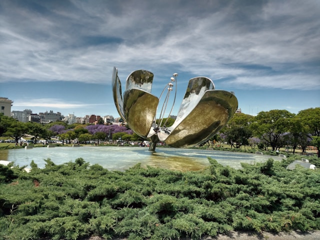 Escultura al aire libre de una flor en Buenos Aires Argentina