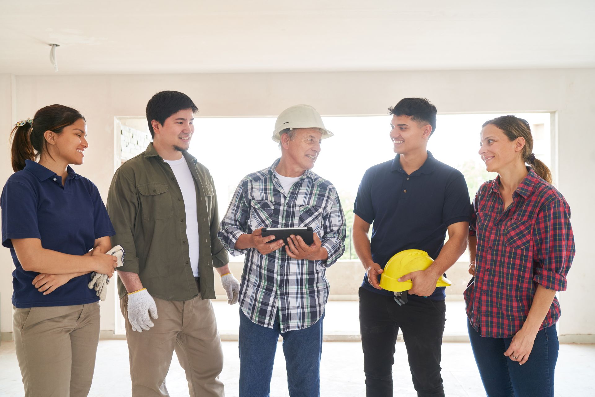 Contractor and client discussing blueprints