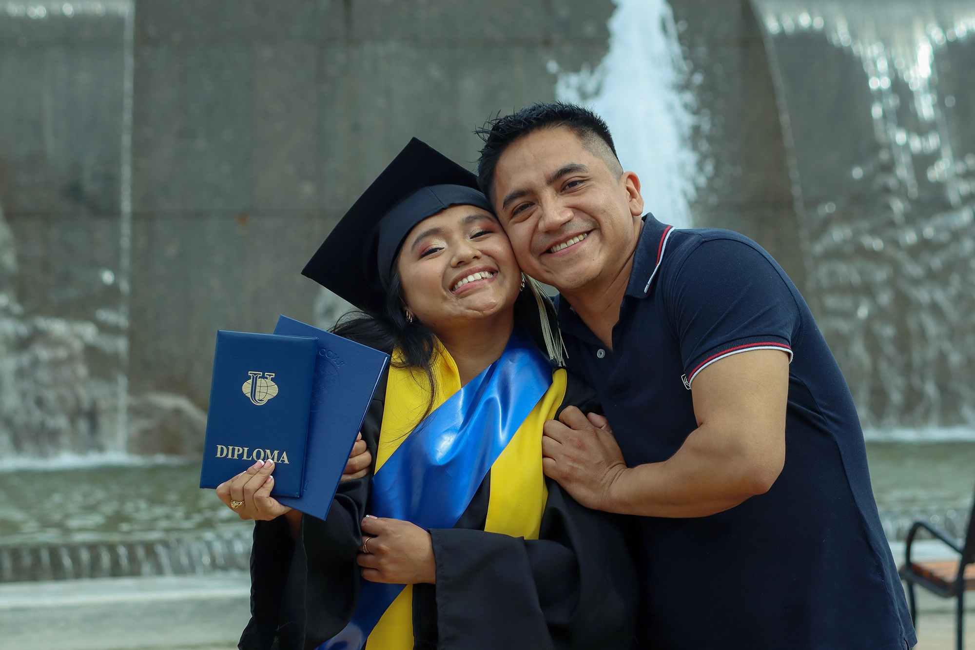 Familia acompañando a un estudiante graduado