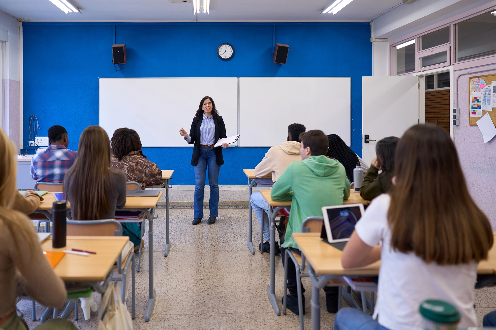 Estudiante mexicano investigando opciones en el extranjero