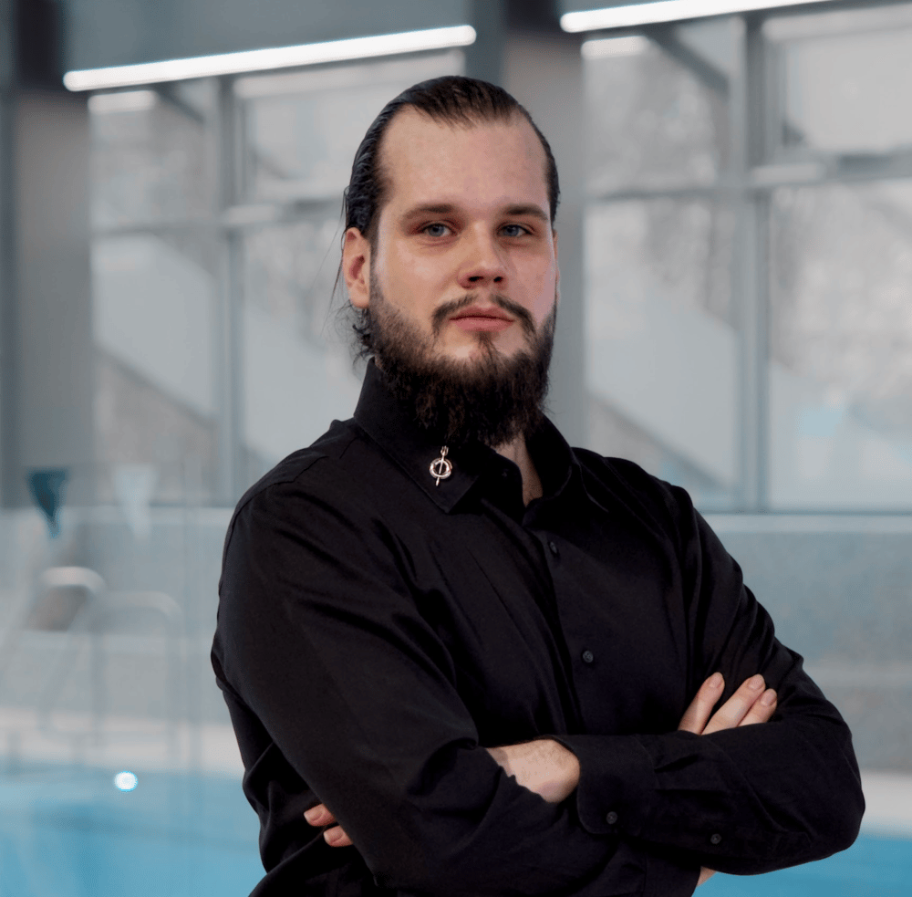 [team] image of individual team member (for a maritime service)