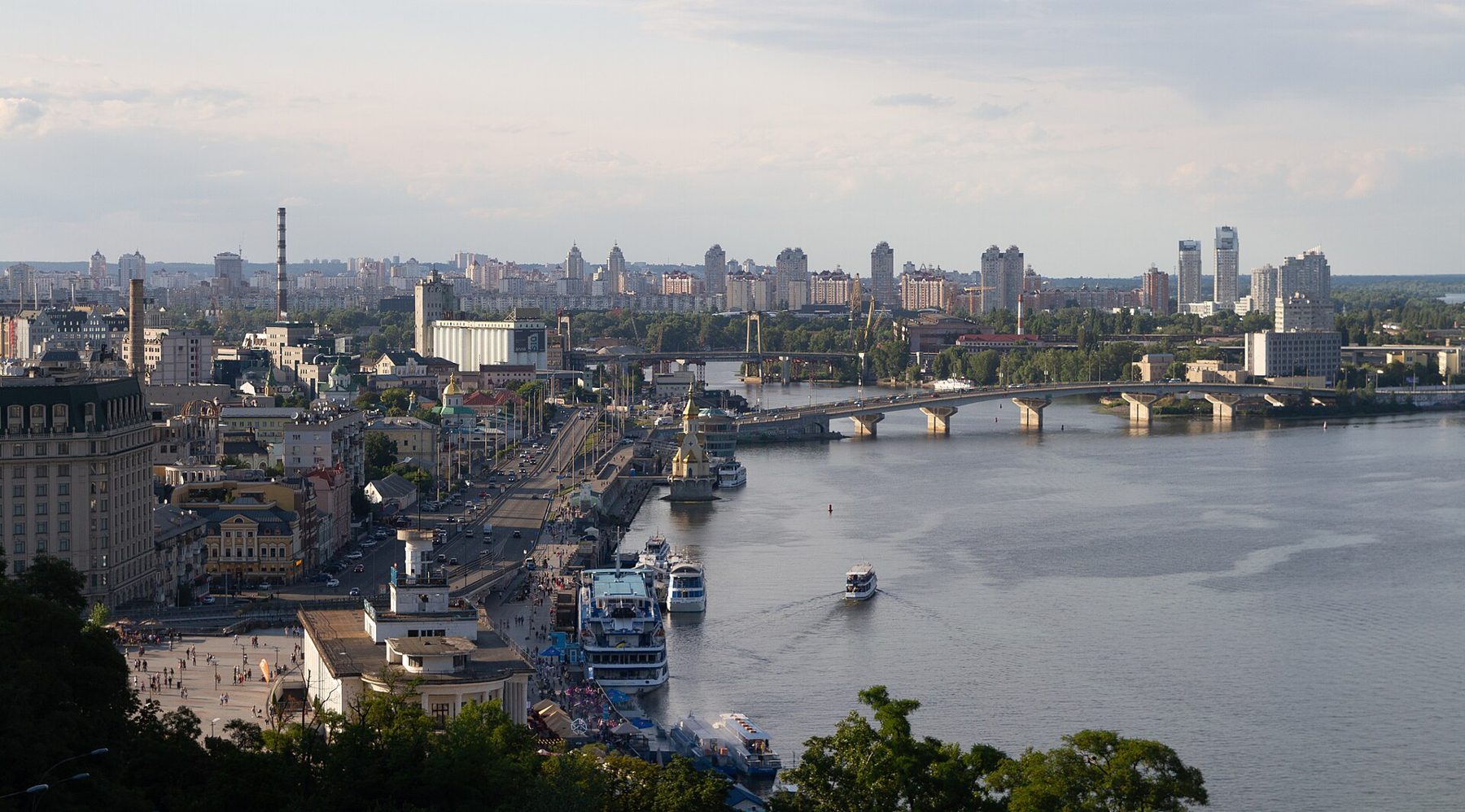 Vue sur le quartier de Podil à Kyiv et le Dniepr
