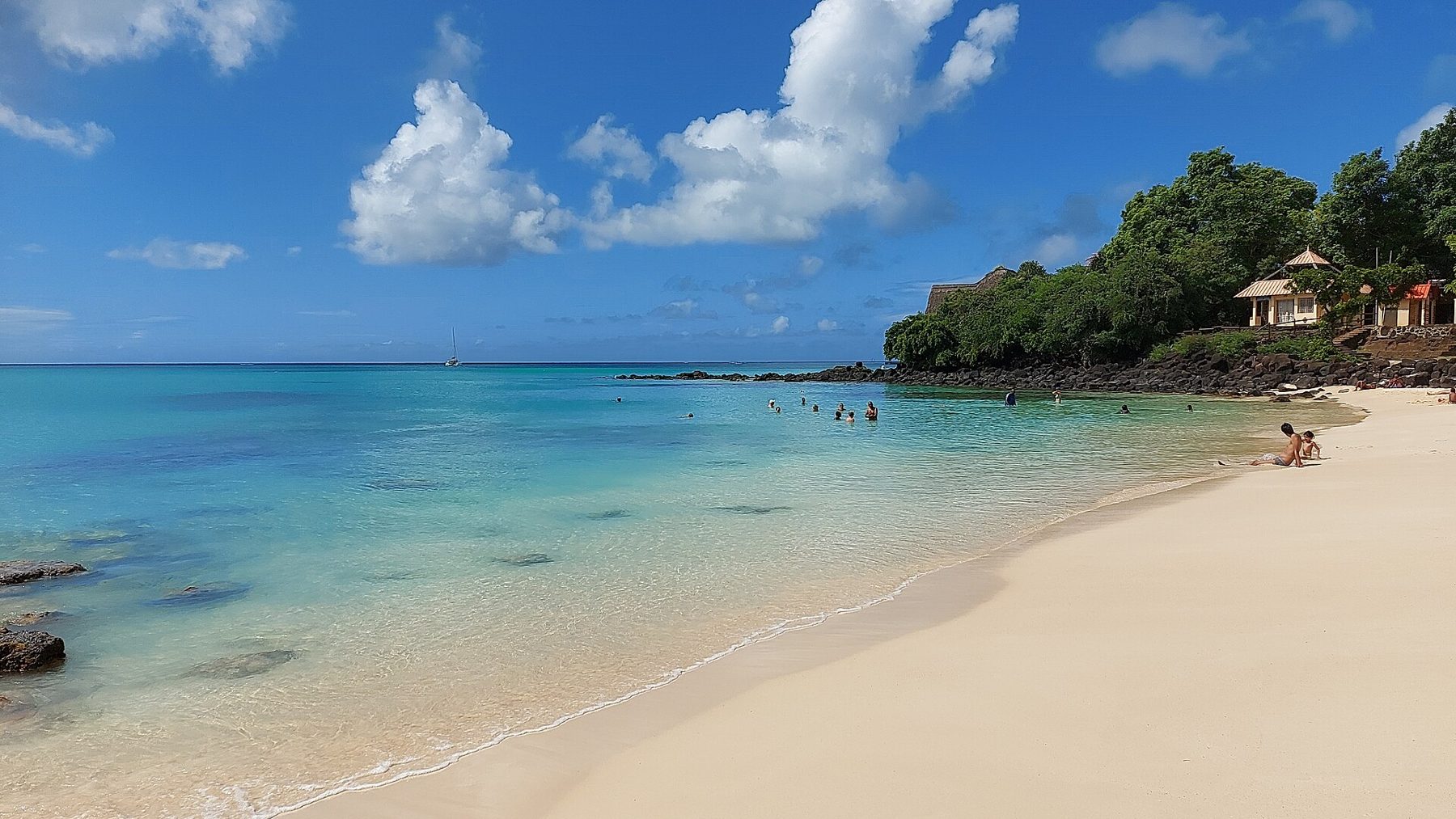 La plage de La Cuvette à Grand Baie, au nord de l'île Maurice