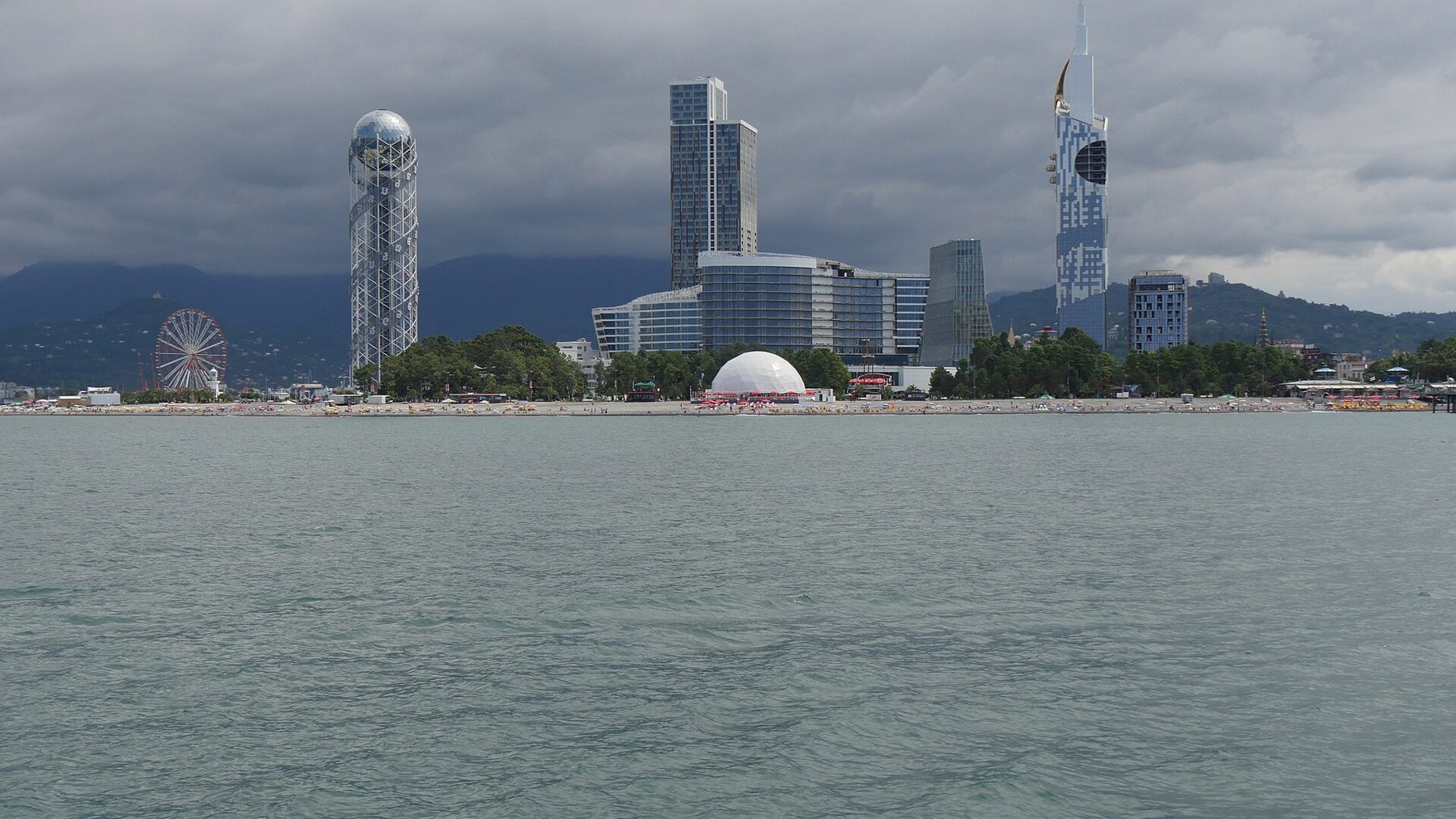 Le front de mer de Batumi vu depuis la mer Noire