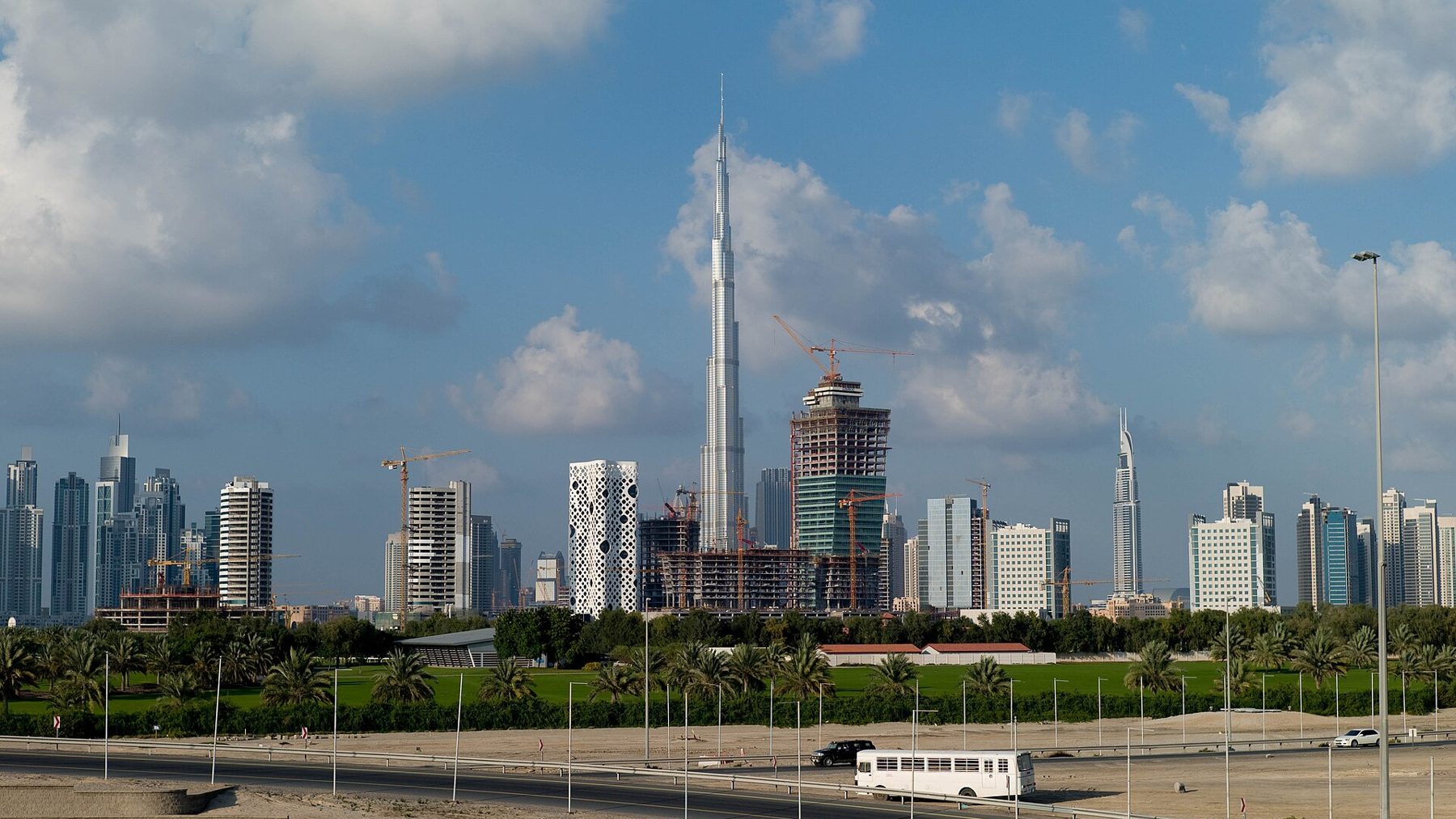 La skyline de Dubaï dominée par la Burj Khalifa