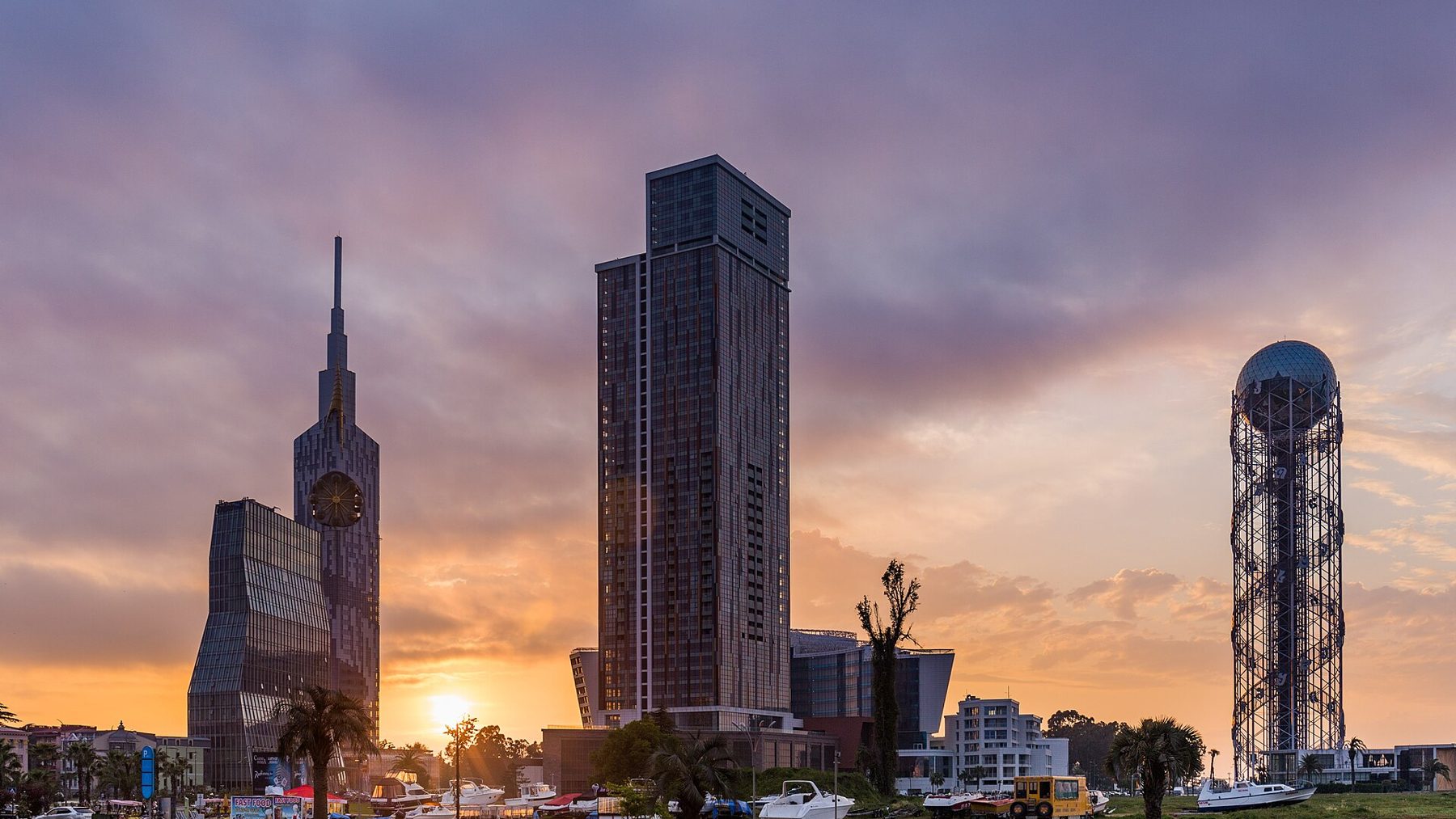 Les tours de Batumi au coucher du soleil, sur la mer Noire