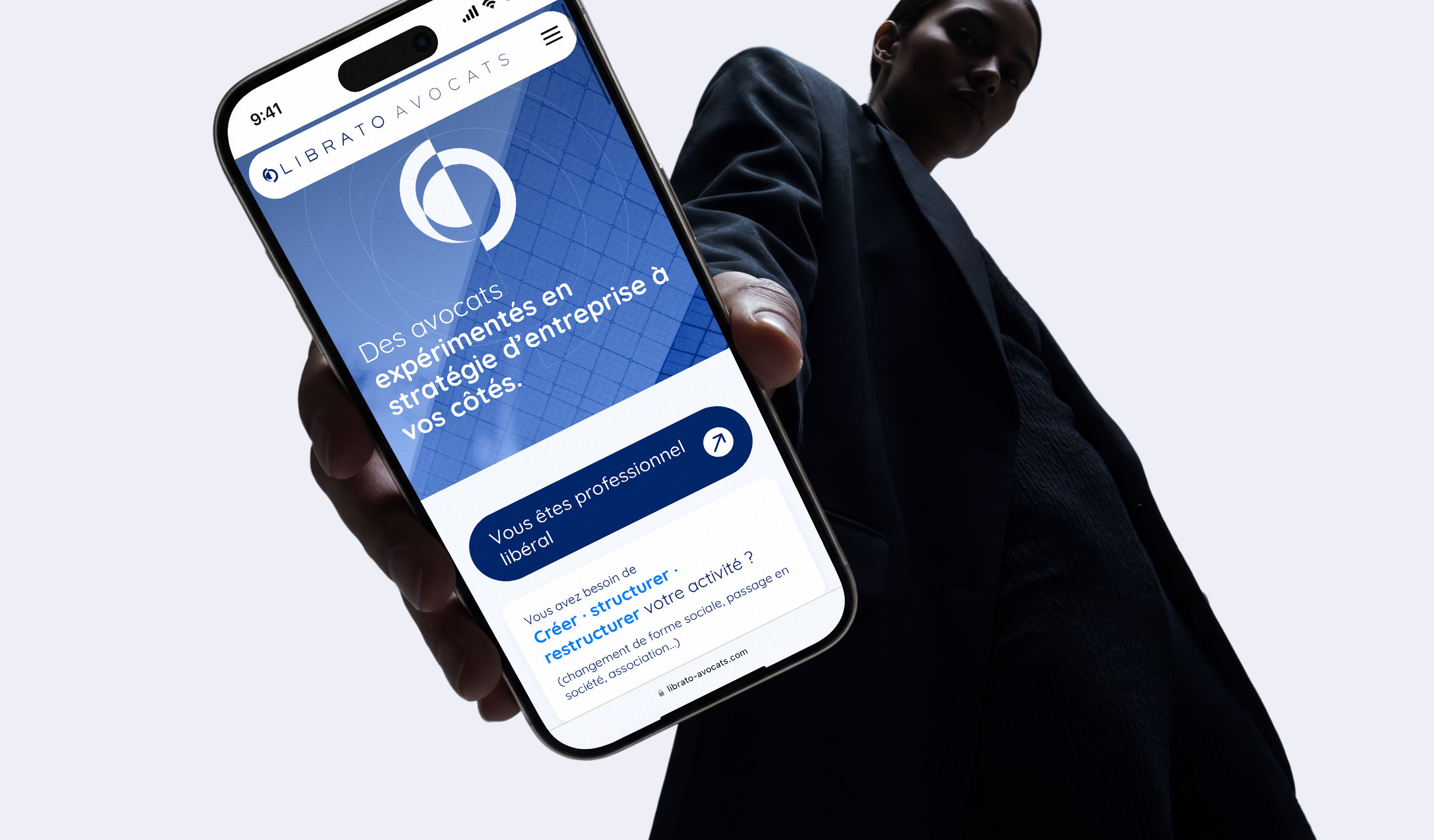 Site Librato Avocats affiché sur un smartphone tendu à bout de bras