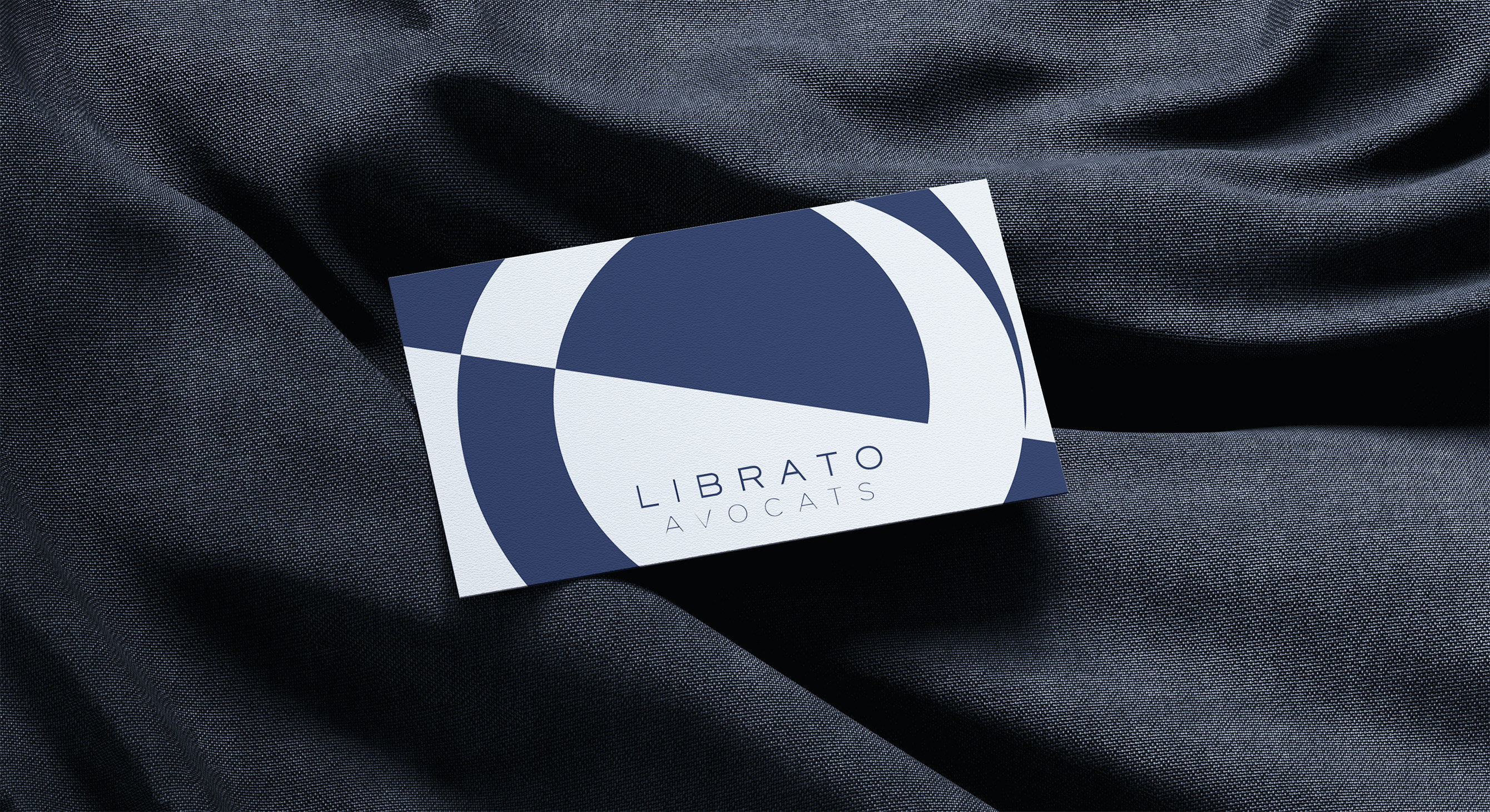 Carte de visite Librato Avocats sur un tissu sombre