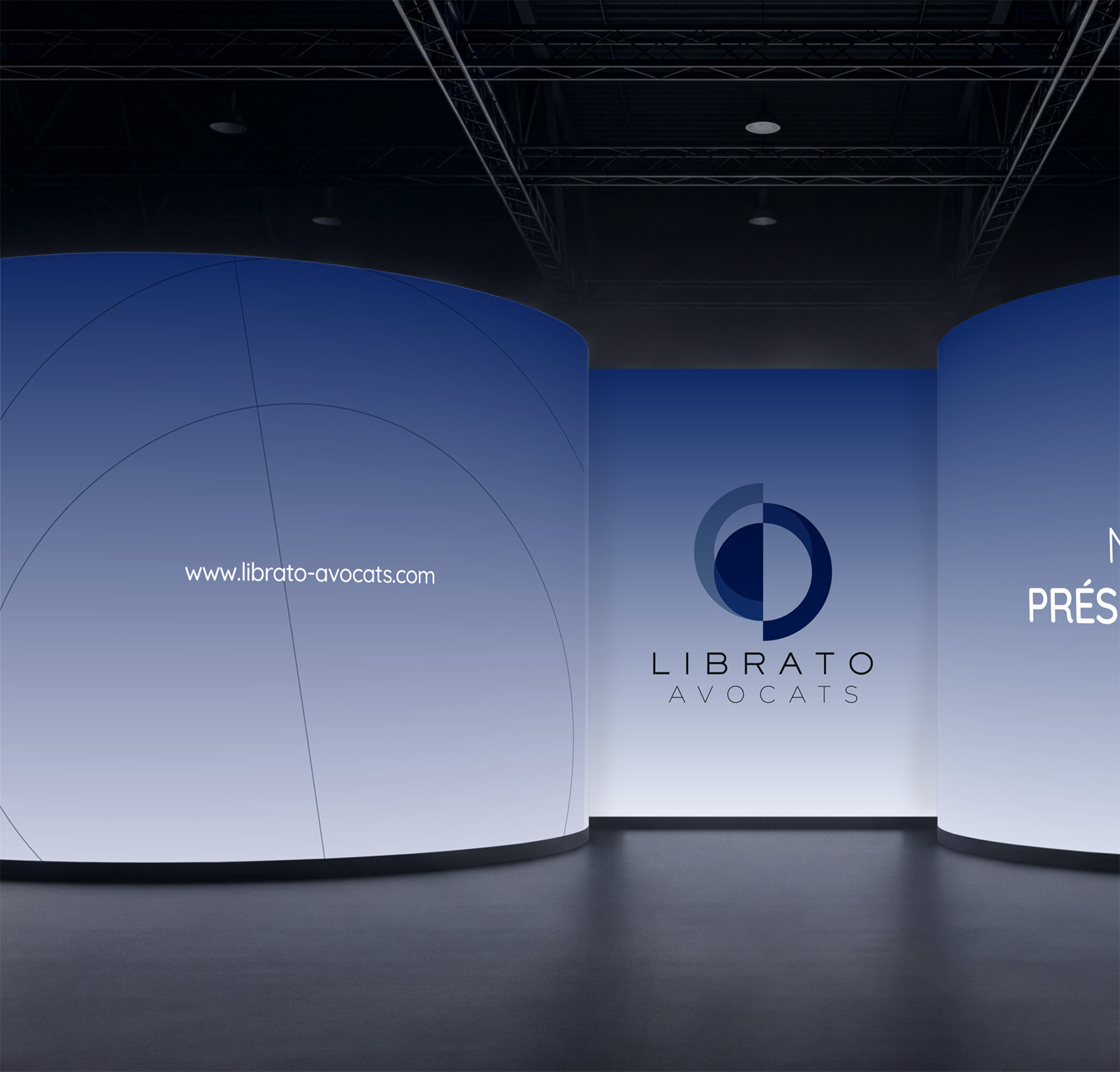 Logo Librato Avocats projeté dans une salle aux murs bleus