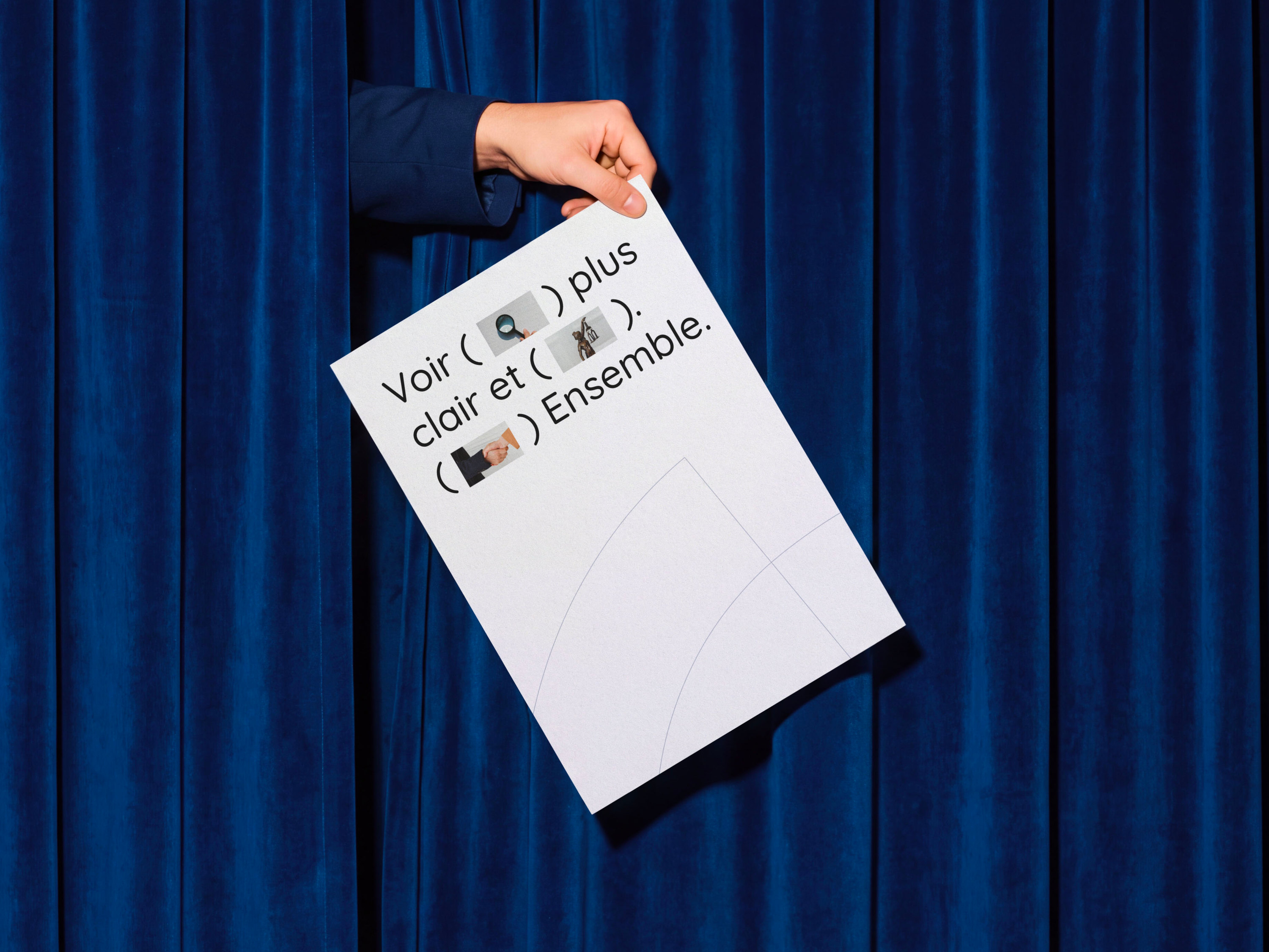 Affiche « Voir plus clair et ensemble » tenue devant un rideau bleu