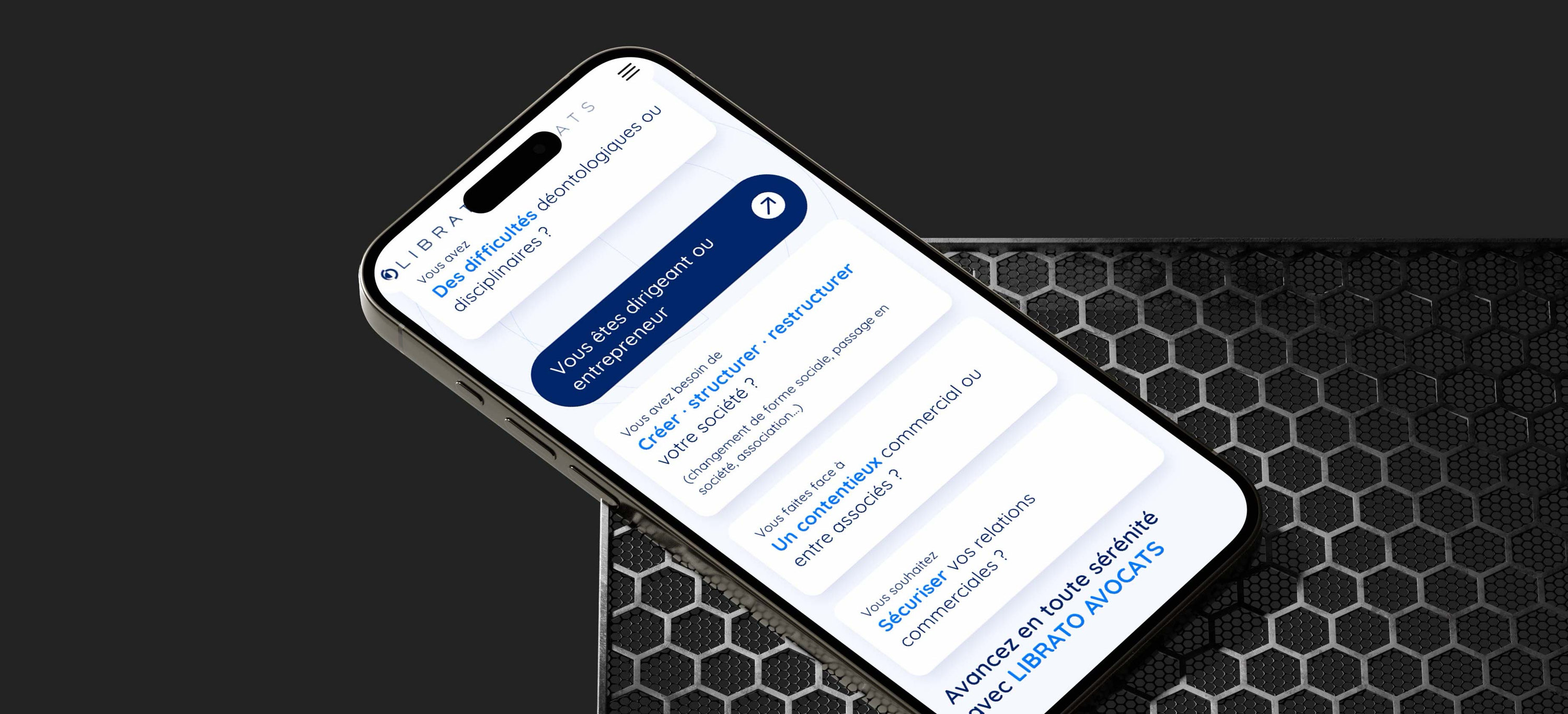 Version mobile du site Librato Avocats sur un smartphone posé sur une grille noire