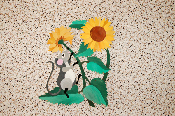 Gemaltes Bild einer grauen Maus, die sich an zwei gelben Sonnenblumen auf einem strukturierten Hintergrund festhält.