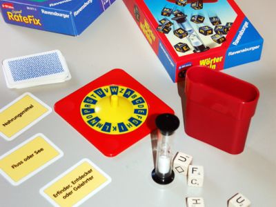 Ravensburger RateFix Wortspiel mit Buchstabenwürfeln, Sanduhr, Drehrad und Karten.