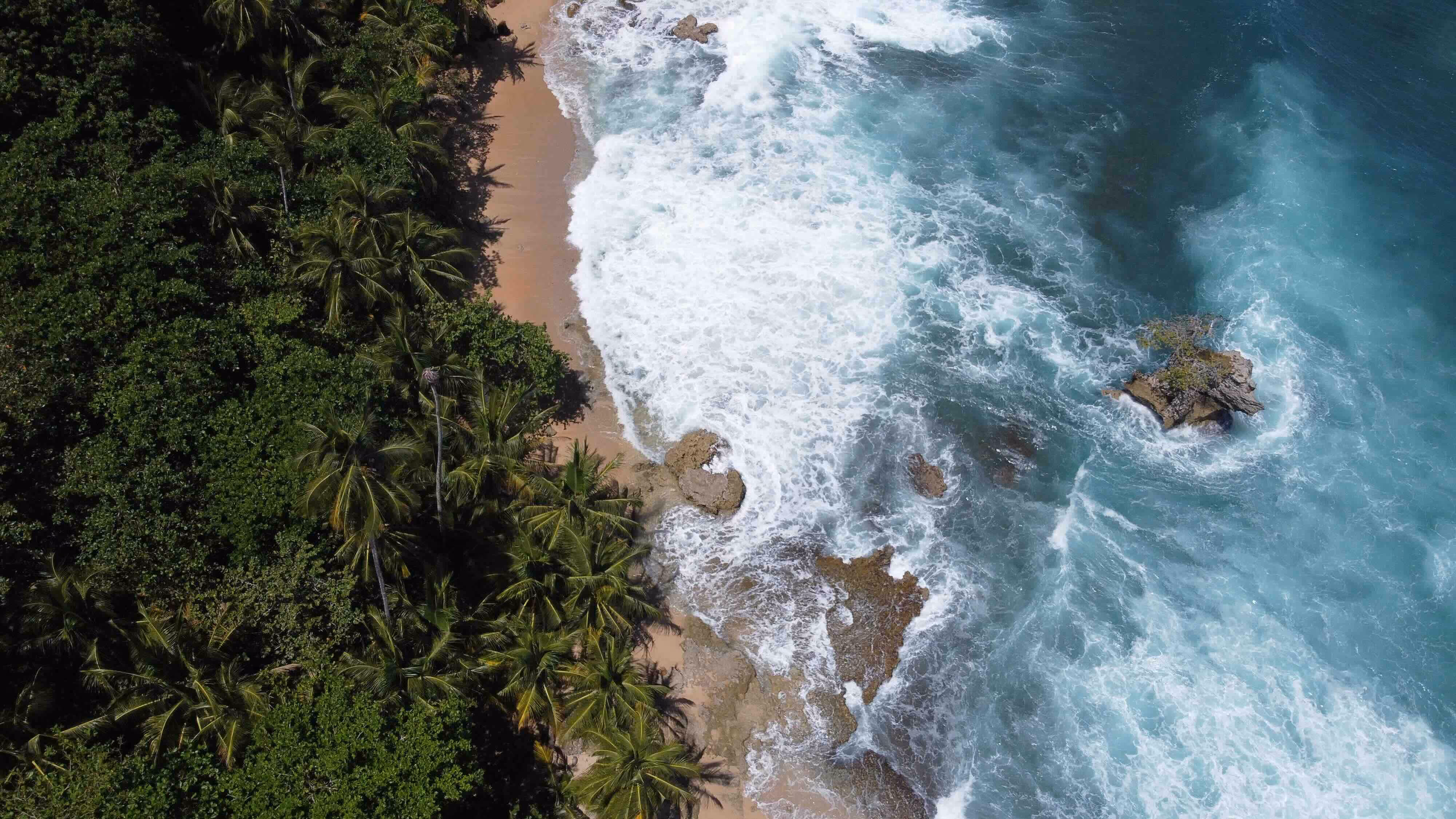An arial shot of the Costa Rican coast line.