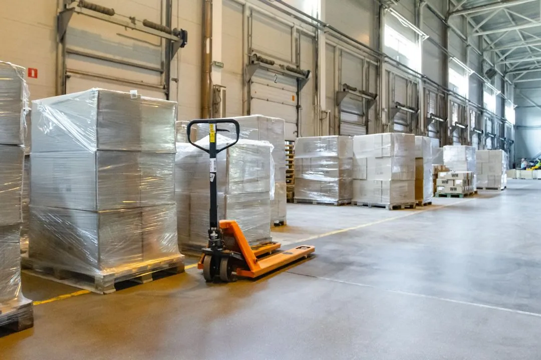 Pallet de madera robusto listo para embalaje seguro en Cargo Trader SPA