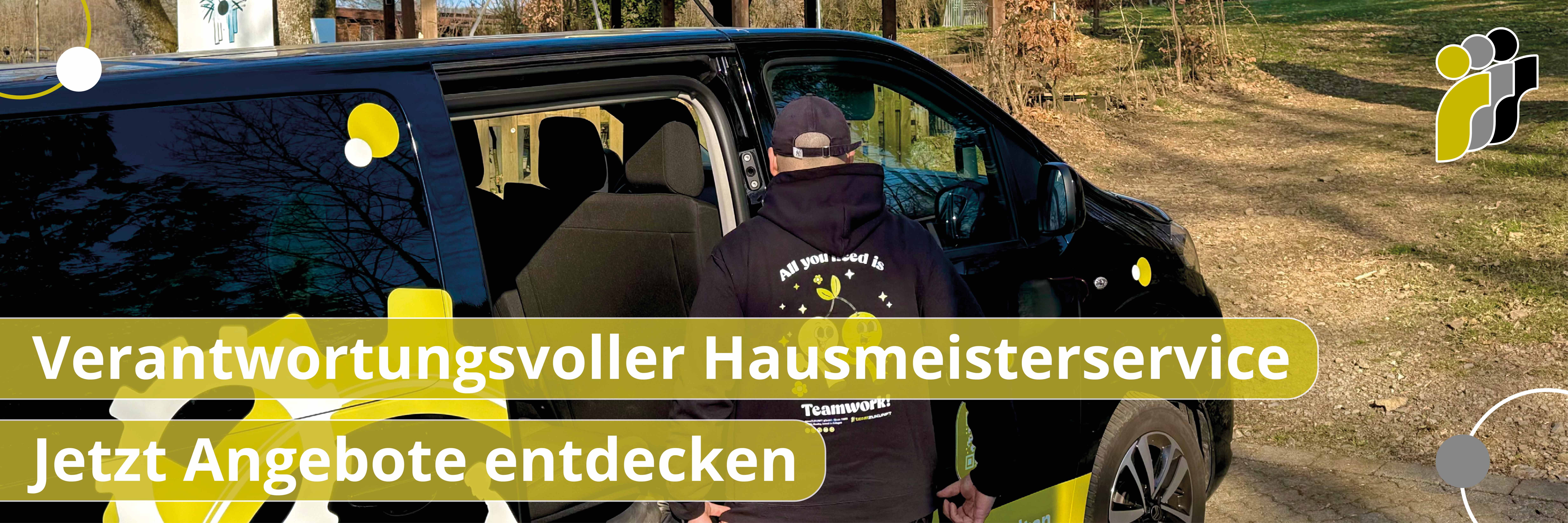 Eine Person mit schwarzem Kapuzenpullover und Kappe steht neben der offenen Tür eines schwarzen Lieferwagens in einer ländlichen Umgebung.
