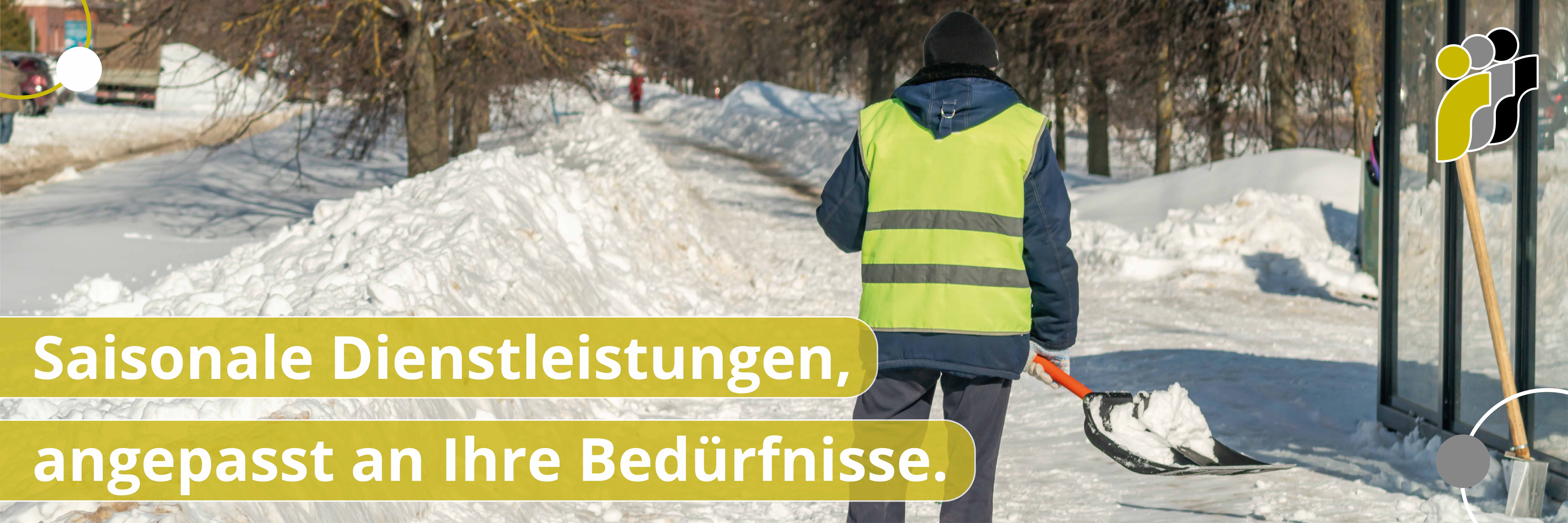Eine Person in einer reflektierenden Weste schaufelt mit einer Schneeschaufel Schnee auf einem verschneiten Weg neben einer Bushaltestelle.