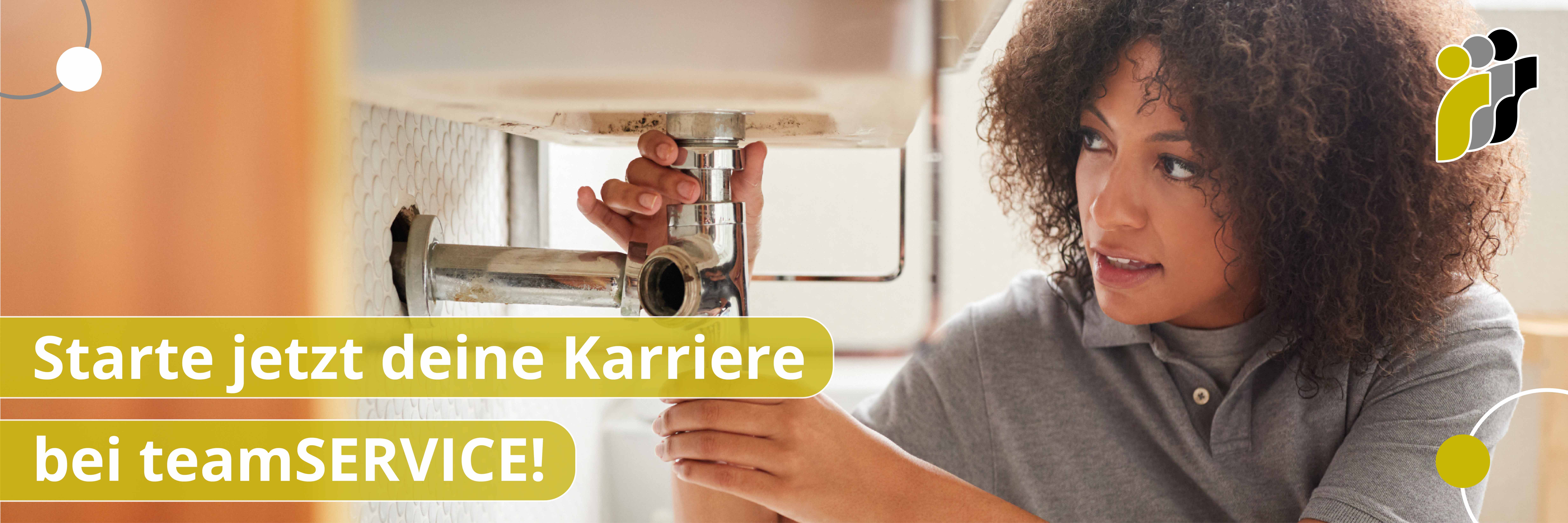 Frau repariert Sanitäranlagen unter einem Waschbecken; eingeblendeter Text ermutigt dazu, eine Karriere bei teamSERVICE zu starten.