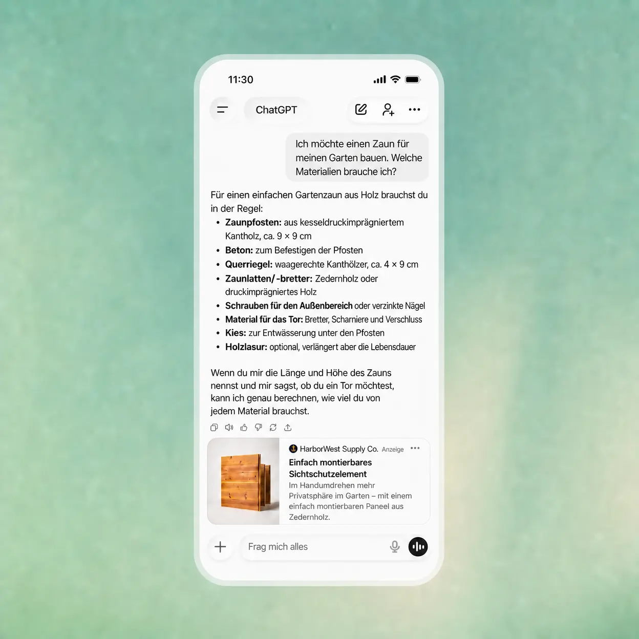 ChatGPT auf dem Smartphone: Auf die Frage nach Materialien f&uuml;r einen Gartenzaun folgt die Antwort, darunter eine als Anzeige gekennzeichnete Werbung von HarborWest Supply Co. f&uuml;r ein Sichtschutzelement aus Zedernholz.