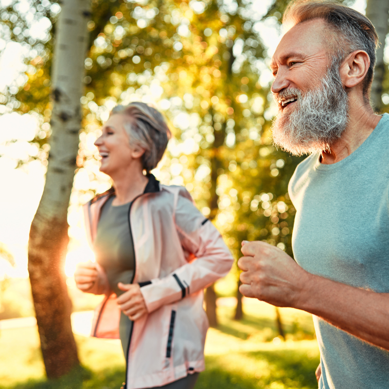 Gepensioneerde man en vrouw  genieten van het leven met de beste spaanse zorgverzekering op zak