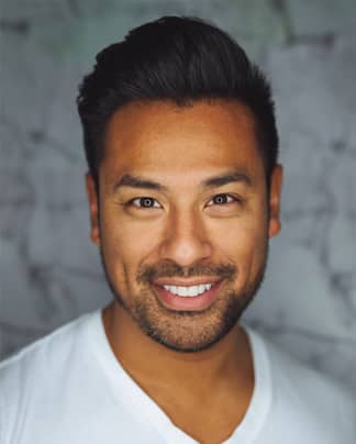 Mann mit strahlendem Lächeln und gesunden Zähnen zeigt das Ergebnis hochwertiger ästhetischer Zahnbehandlung bei den Q-Zahnärzten Freiburg.