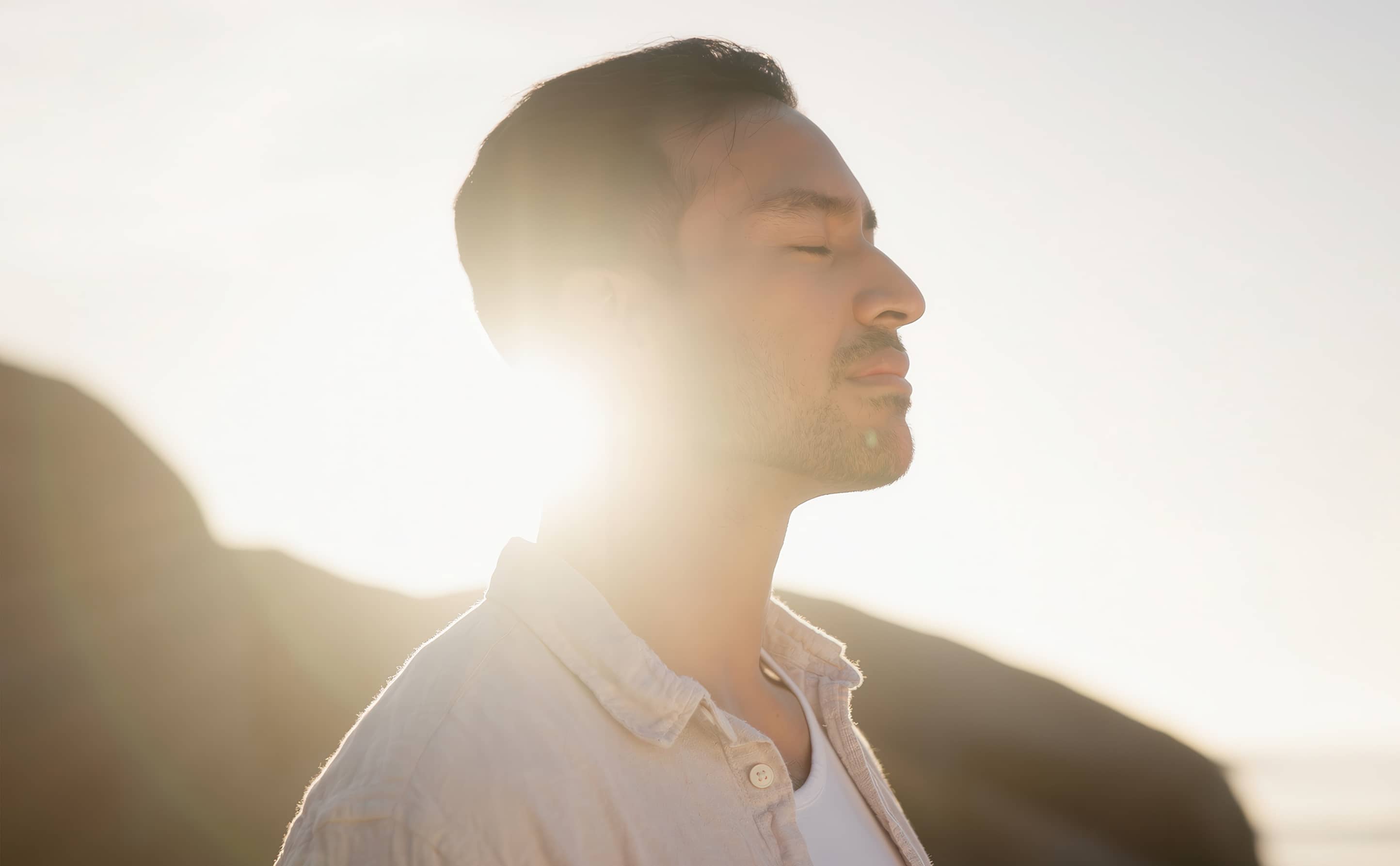 Mann genießt entspannt den Alltag mit nahezu unsichtbarer Zahnspange – unauffällige Aligner für mehr Freiheit und Komfort bei den Q-Zahnärzten Freiburg.