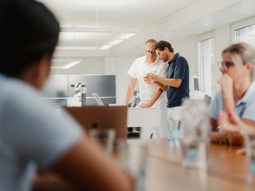 Veneers Freiburg – Zahnärzte im Expertenteam besprechen gemeinsam die Planung hochwertiger Keramik-Veneers.