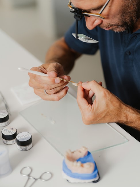 Veneers Freiburg – Zahntechniker fertigt hochpräzise Keramik-Veneers in Handarbeit für ein natürliches und ästhetisches Lächeln – Master's Touch.