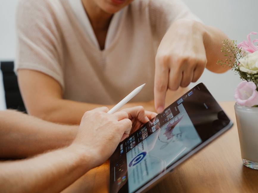 Digitale Analyse der Zahnfehlstellung auf dem Tablet – Patientin und Zahnarzt planen gemeinsam die unsichtbare Aligner-Zahnspange für eine unauffällige Korrektur im Alltag.