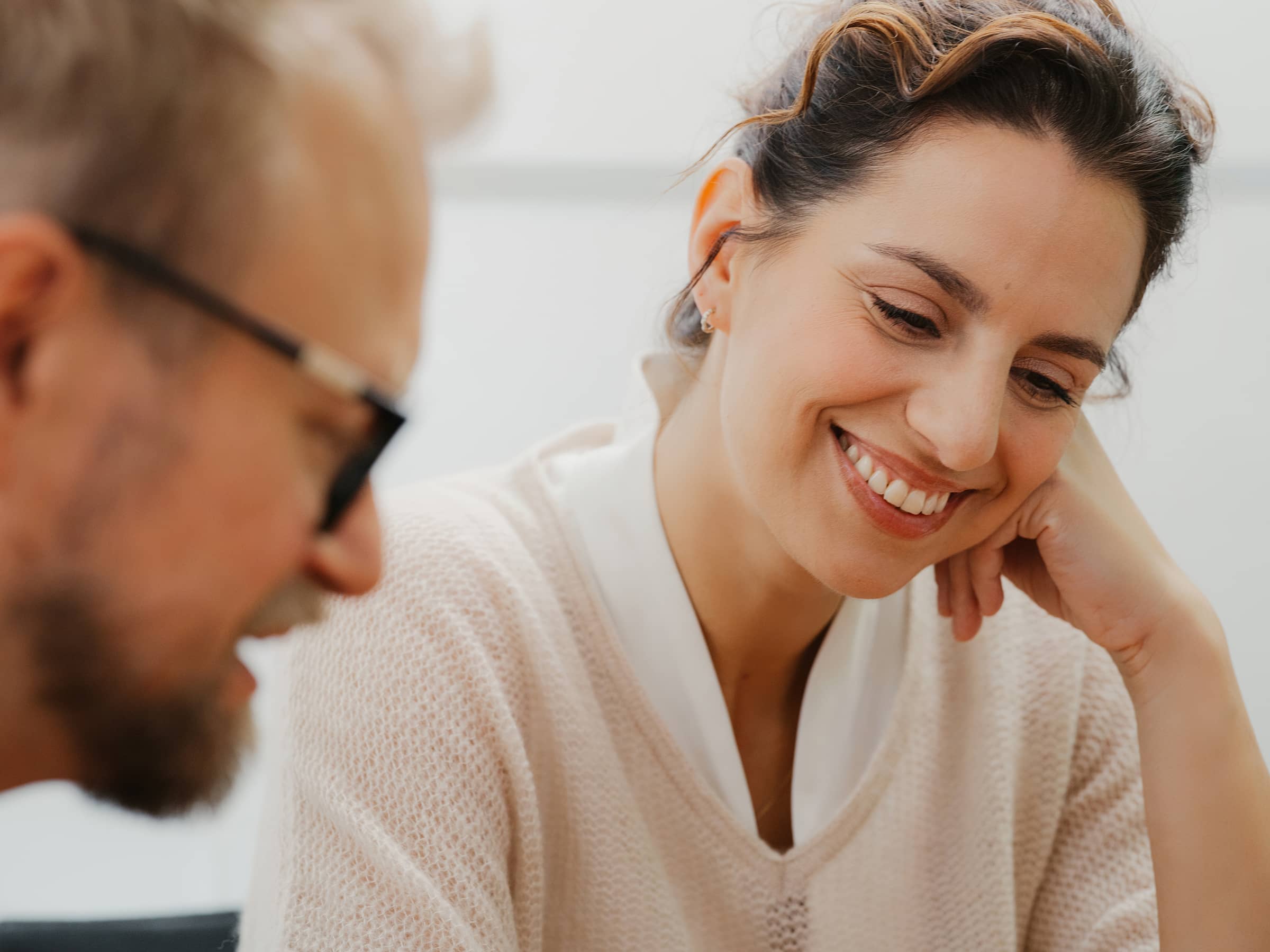 Zahnaufhellung & Bleaching in Freiburg: Patientin im Beratungsgespräch für ein sichtbar weißeres, natürliches Lächeln.