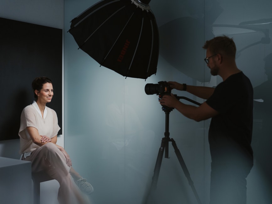 Professionelle Fotoaufnahme für Digital Smile Design: Patientin wird im Studio von Zahnarzt Dr. Schultheis fotografiert – Grundlage für präzise digitale Smile-Analyse bei den Q-Zahnärzten Freiburg.